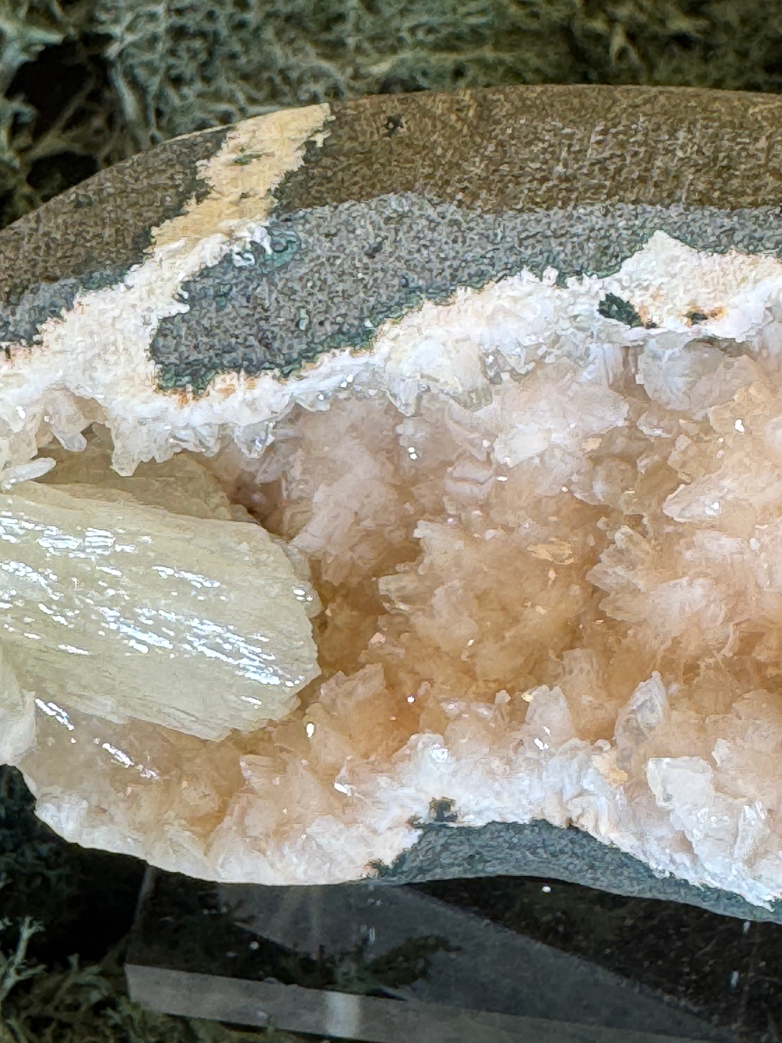 Heulandit / Euzeolit Geode mit Stilbit aus Maharashtra, Nashik pune, Indien (285g) - crystal paradise