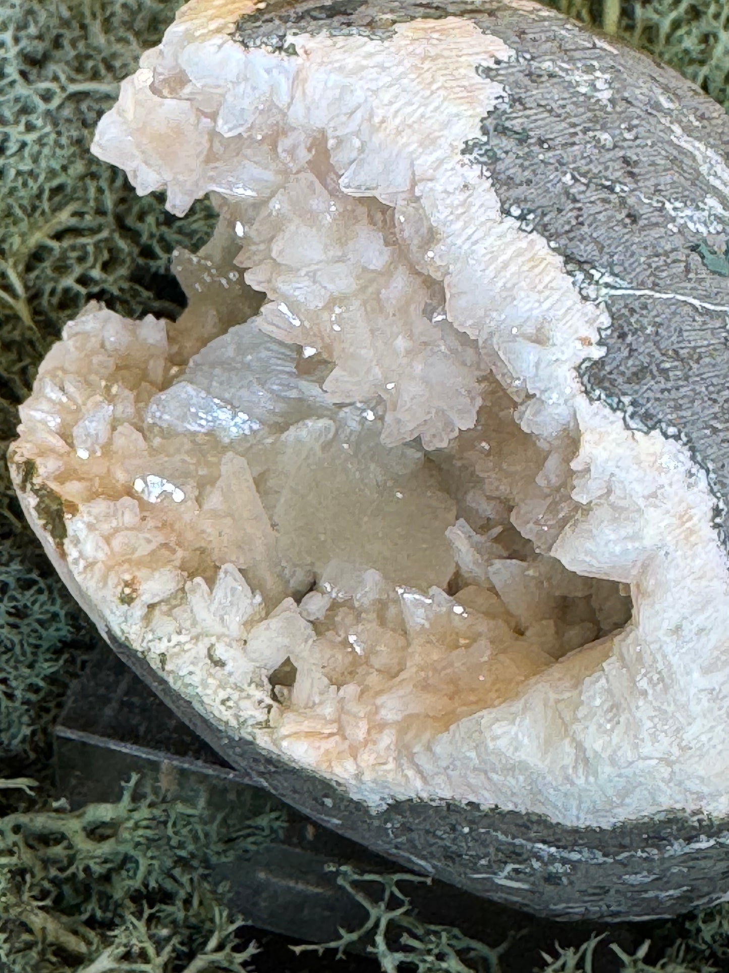 Heulandit / Euzeolit Geode mit Stilbit aus Maharashtra, Nashik pune, Indien (335g)