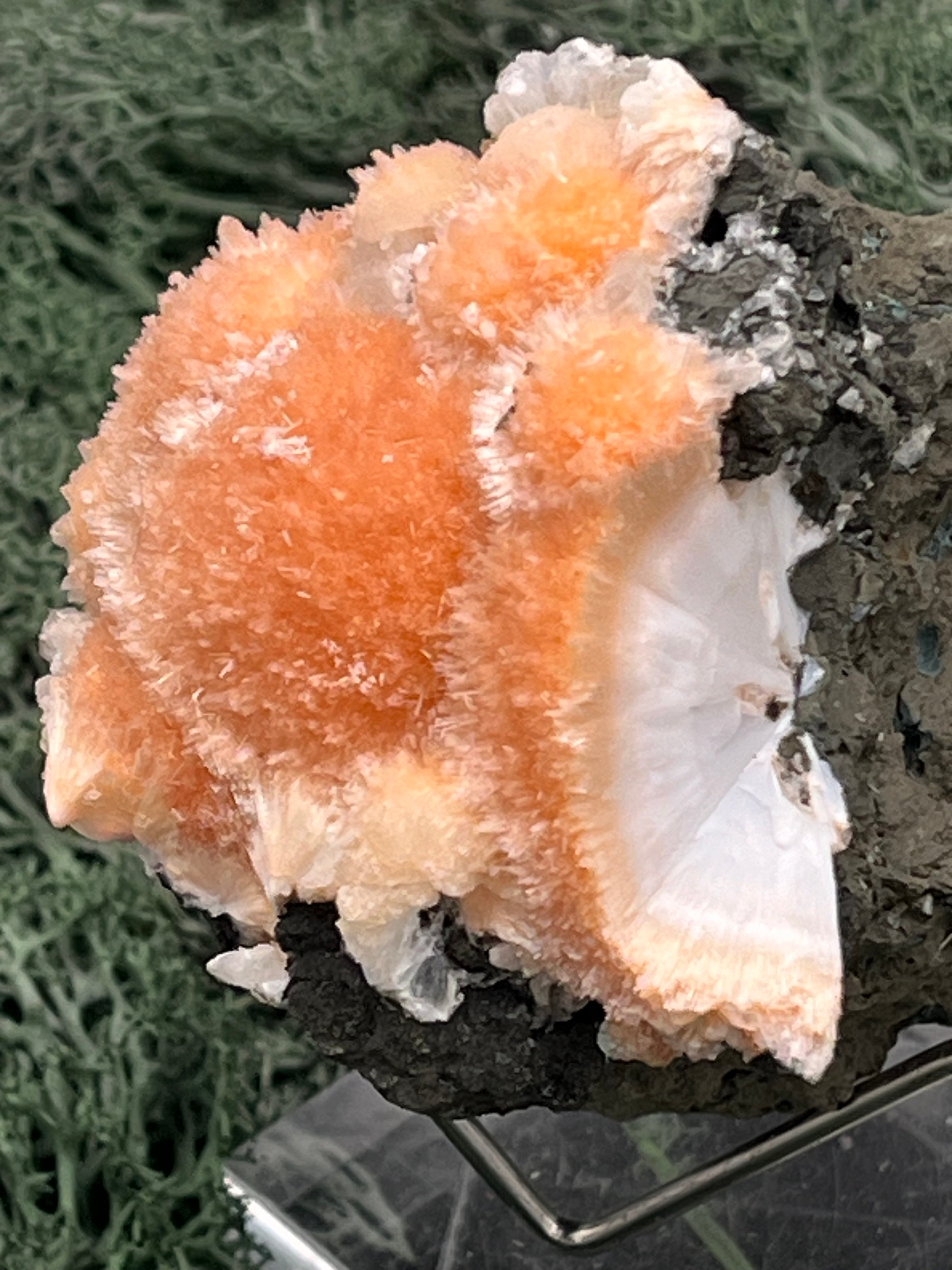 Thomsonit aus Indien (273g) - Handstufe - leuchtend orange Farbe, mehrere schöne Kugelbildungen auf Muttergestein - crystal paradise