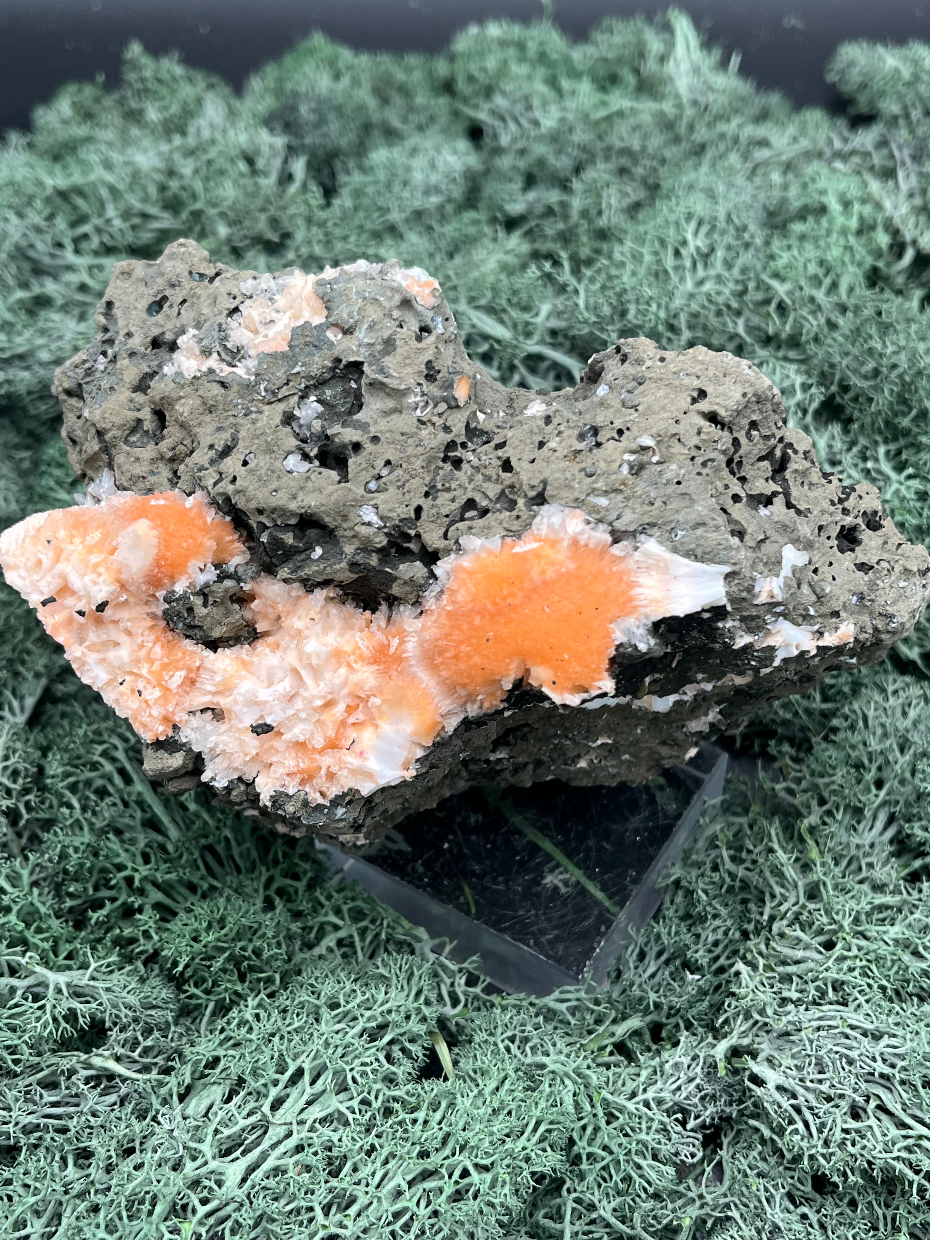 Thomsonit aus Indien (638g) - Stufe - leuchtend orange Farbe auf Muttergestein - crystal paradise