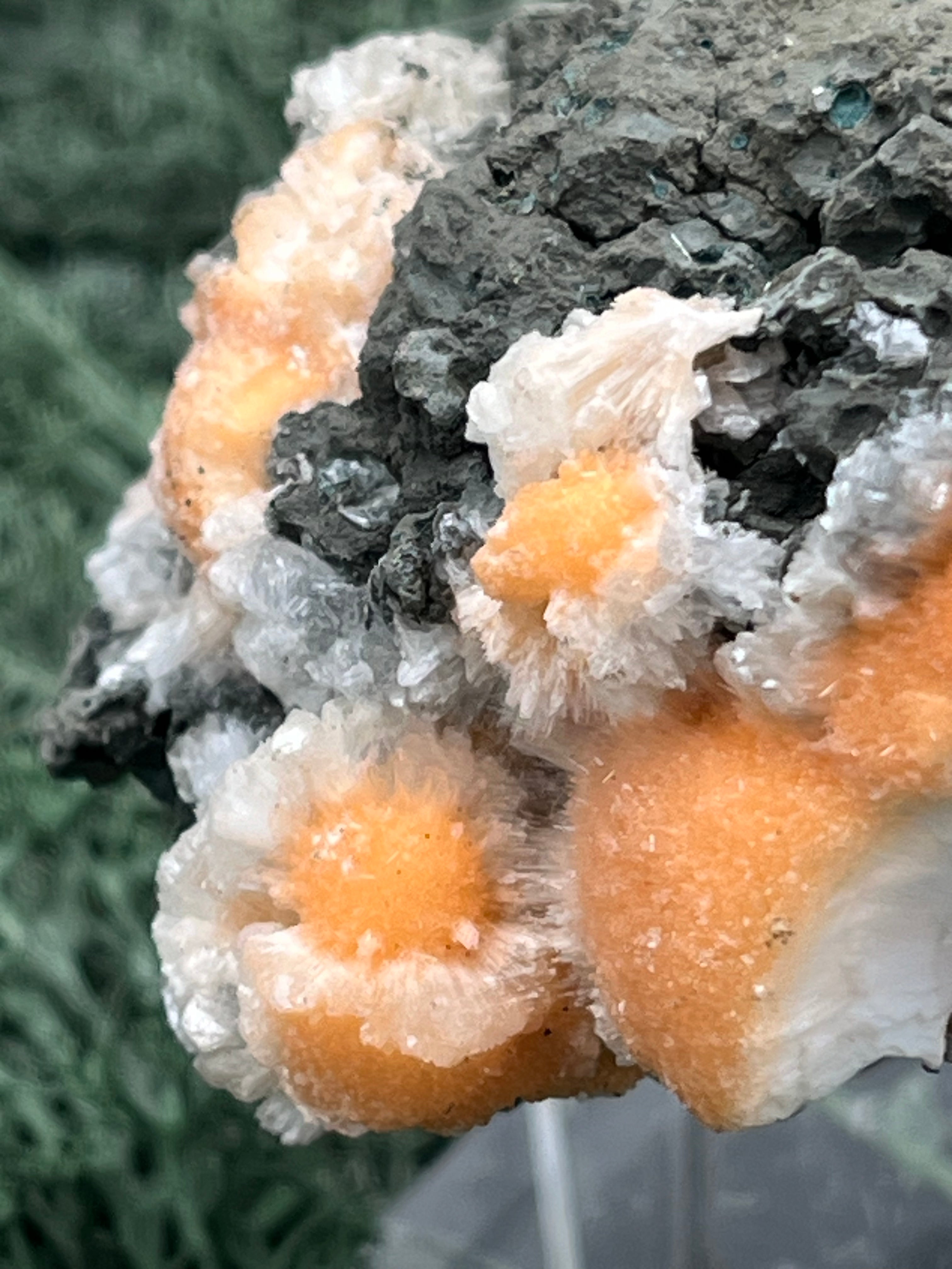 Thomsonit aus Indien (199g) - Stufe - leuchtend orange Farbe - viele Kugeln auf Muttergestein - crystal paradise
