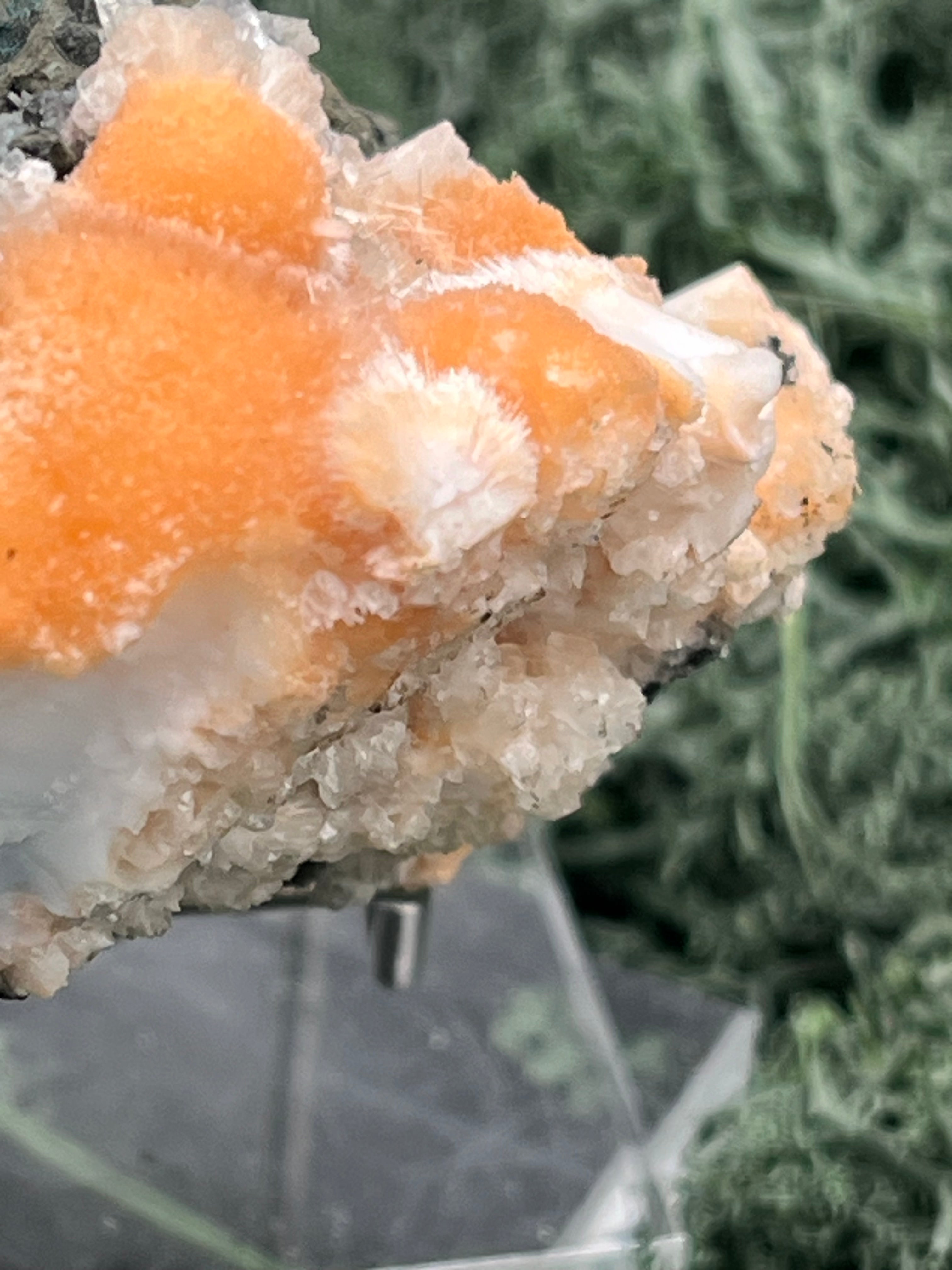 Thomsonit aus Indien (199g) - Stufe - leuchtend orange Farbe - viele Kugeln auf Muttergestein - crystal paradise