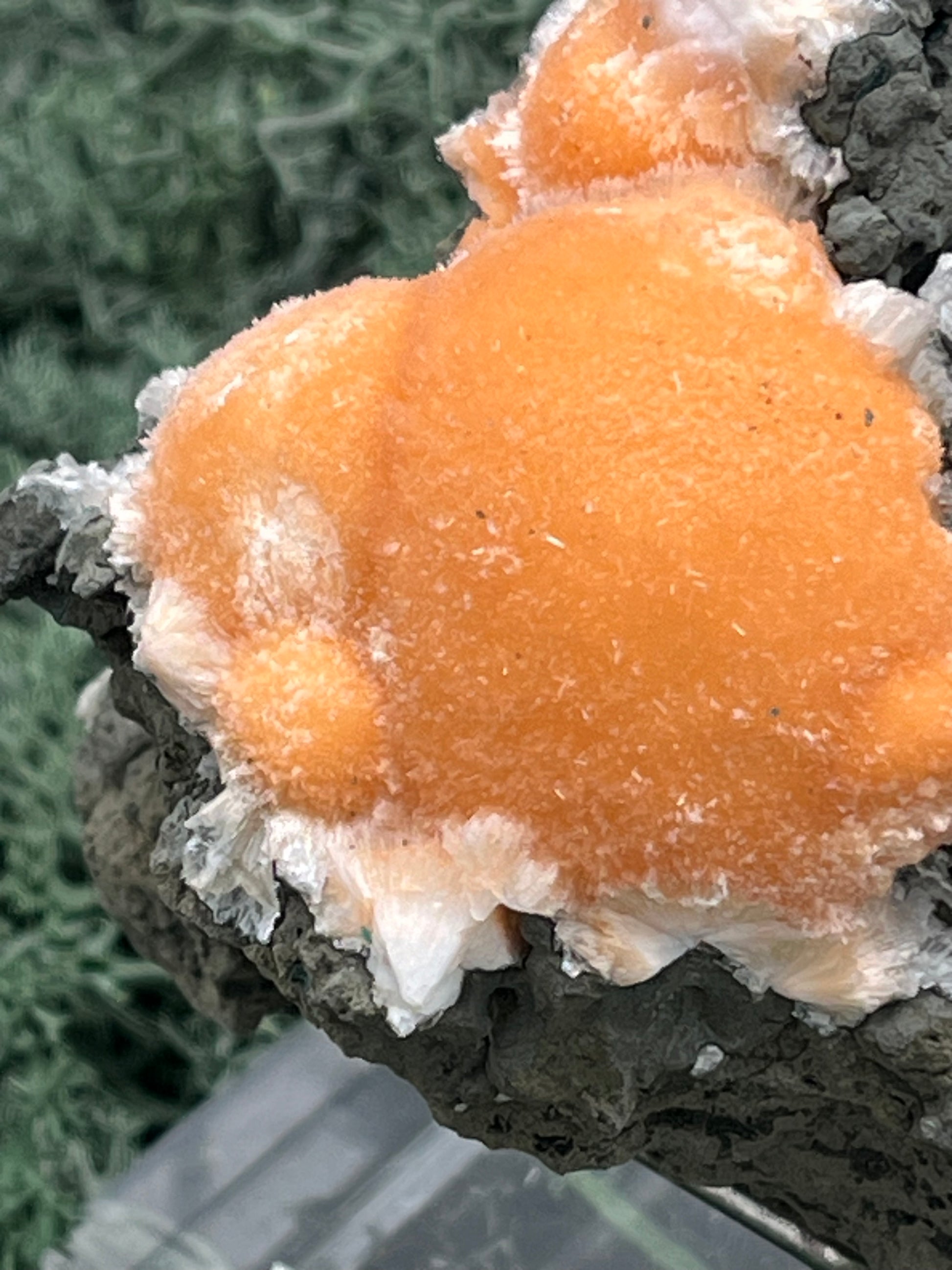 Thomsonit aus Indien (223g) - Stufe - leuchtend orange Farbe - Kugeln auf Muttergestein - crystal paradise