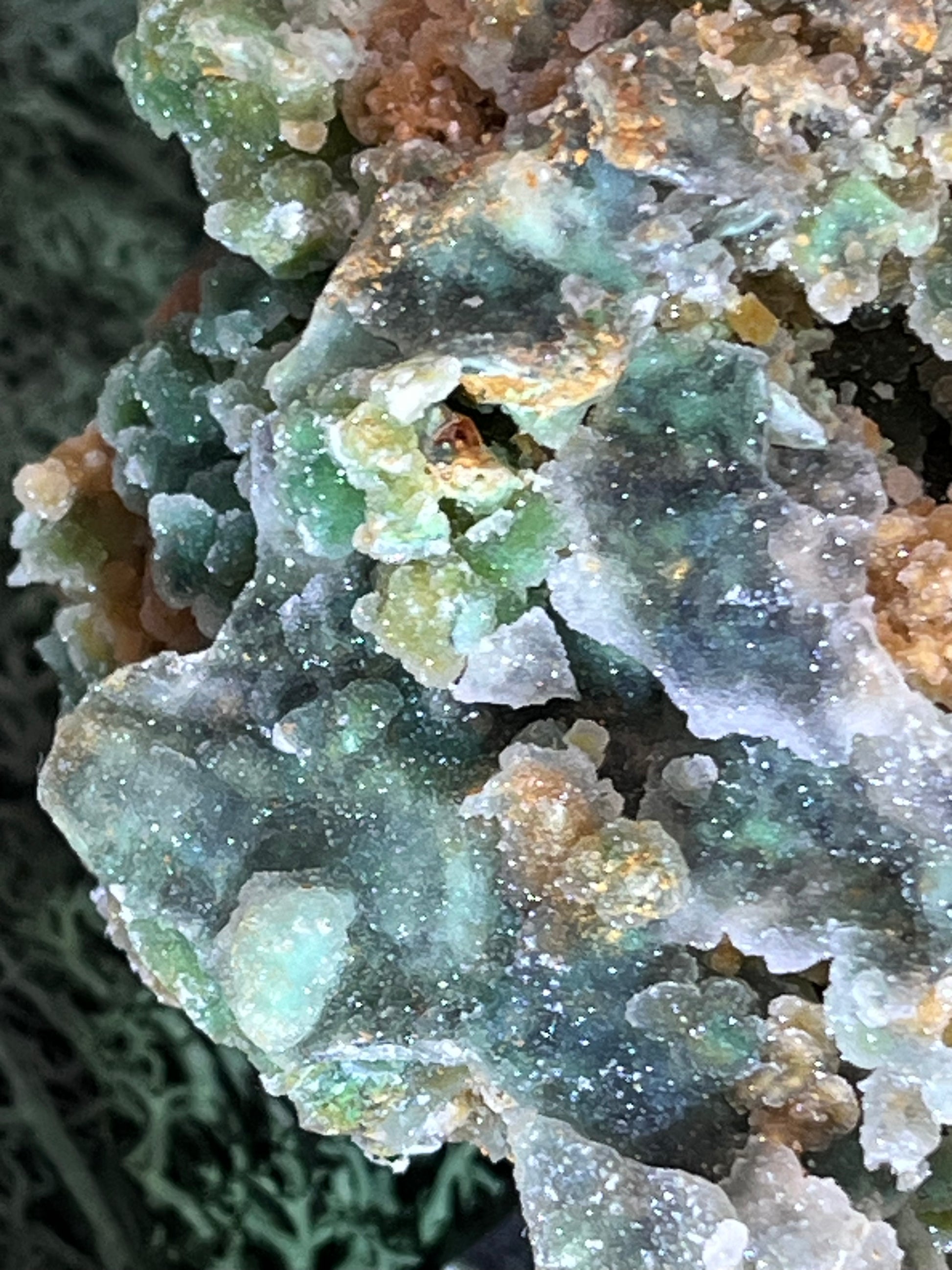 Smithsonit aus Indonesien (634g) - Handstufe - glitzende grüne Kristalle  in Trauenform - crystal paradise