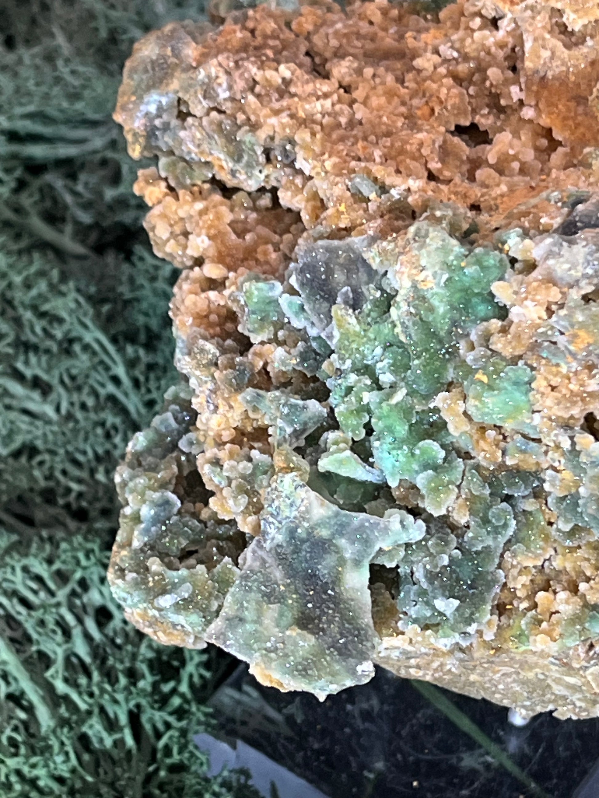 Smithsonit aus Indonesien (634g) - Handstufe - glitzende grüne Kristalle  in Trauenform - crystal paradise