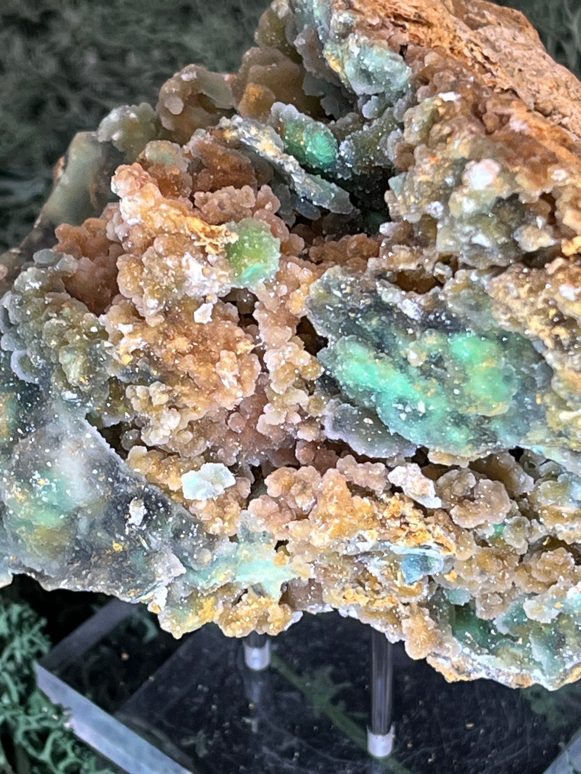 Smithsonit aus Indonesien (475g) - Handstufe - glitzende grüne Kristalle  in Trauenform - crystal paradise