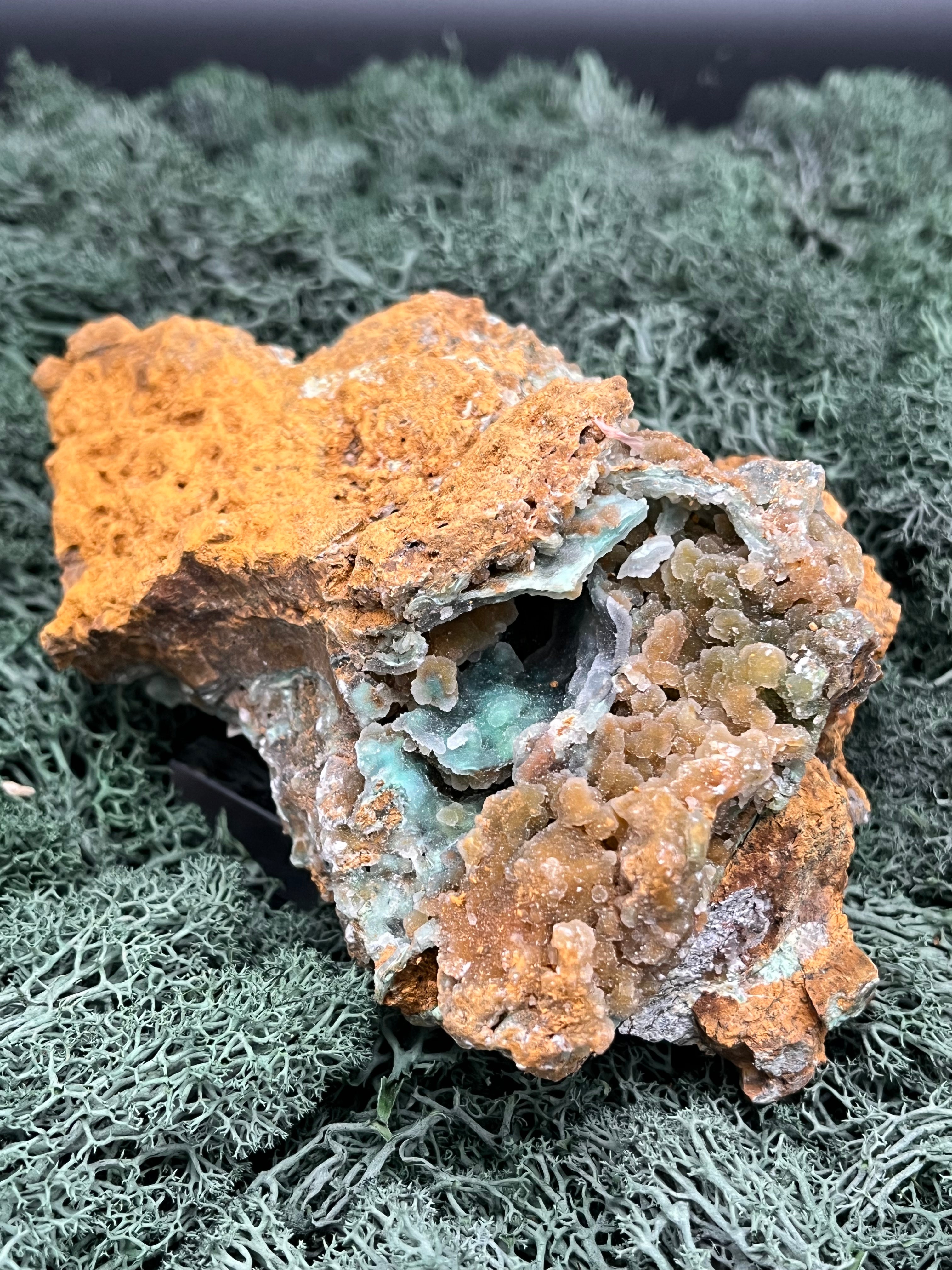 Smithsonit aus Indonesien (781g) - Handstufe - glitzende grüne Kristalle  in Trauenform mit Druzys - crystal paradise