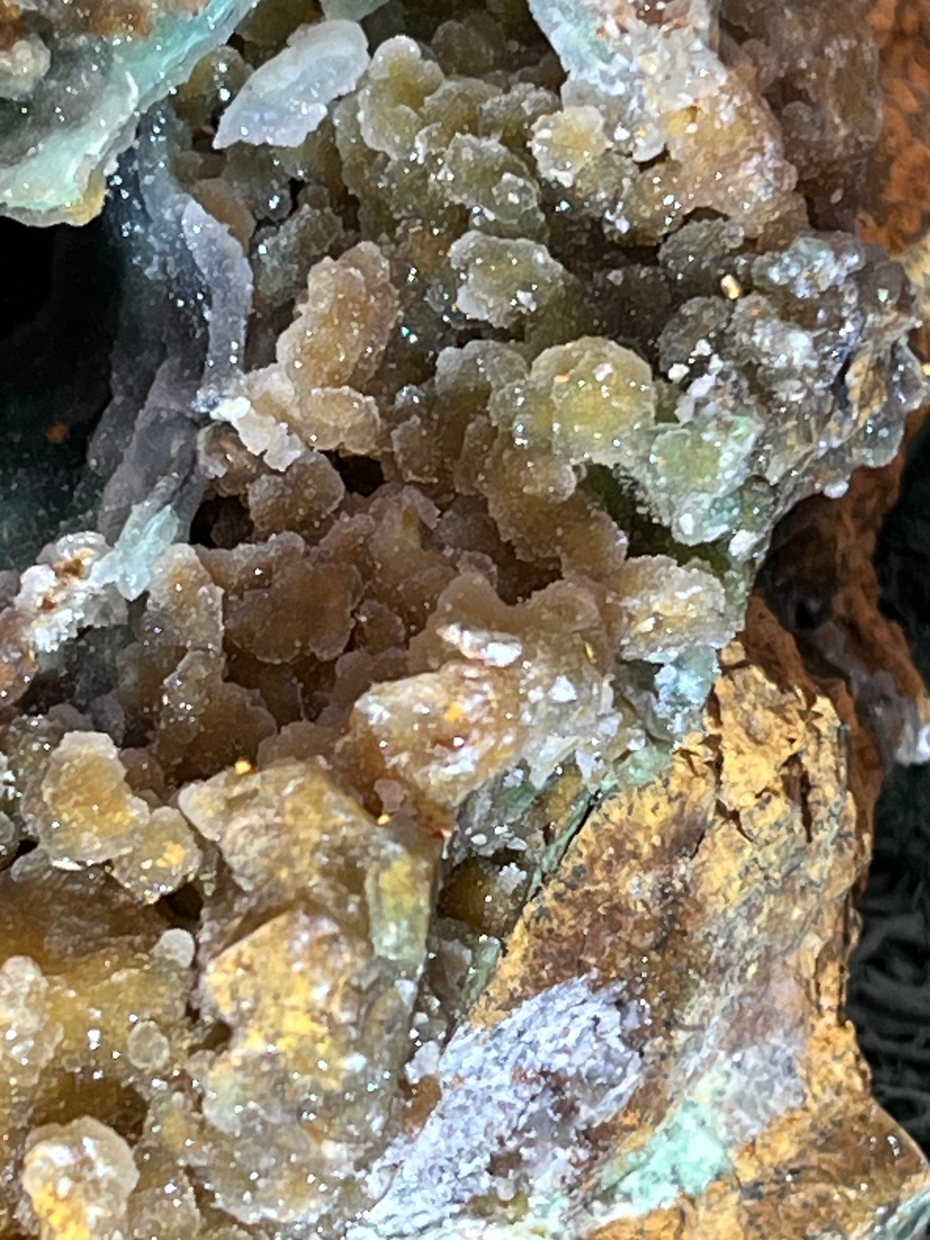 Smithsonit aus Indonesien (781g) - Handstufe - glitzende grüne Kristalle  in Trauenform mit Druzys - crystal paradise