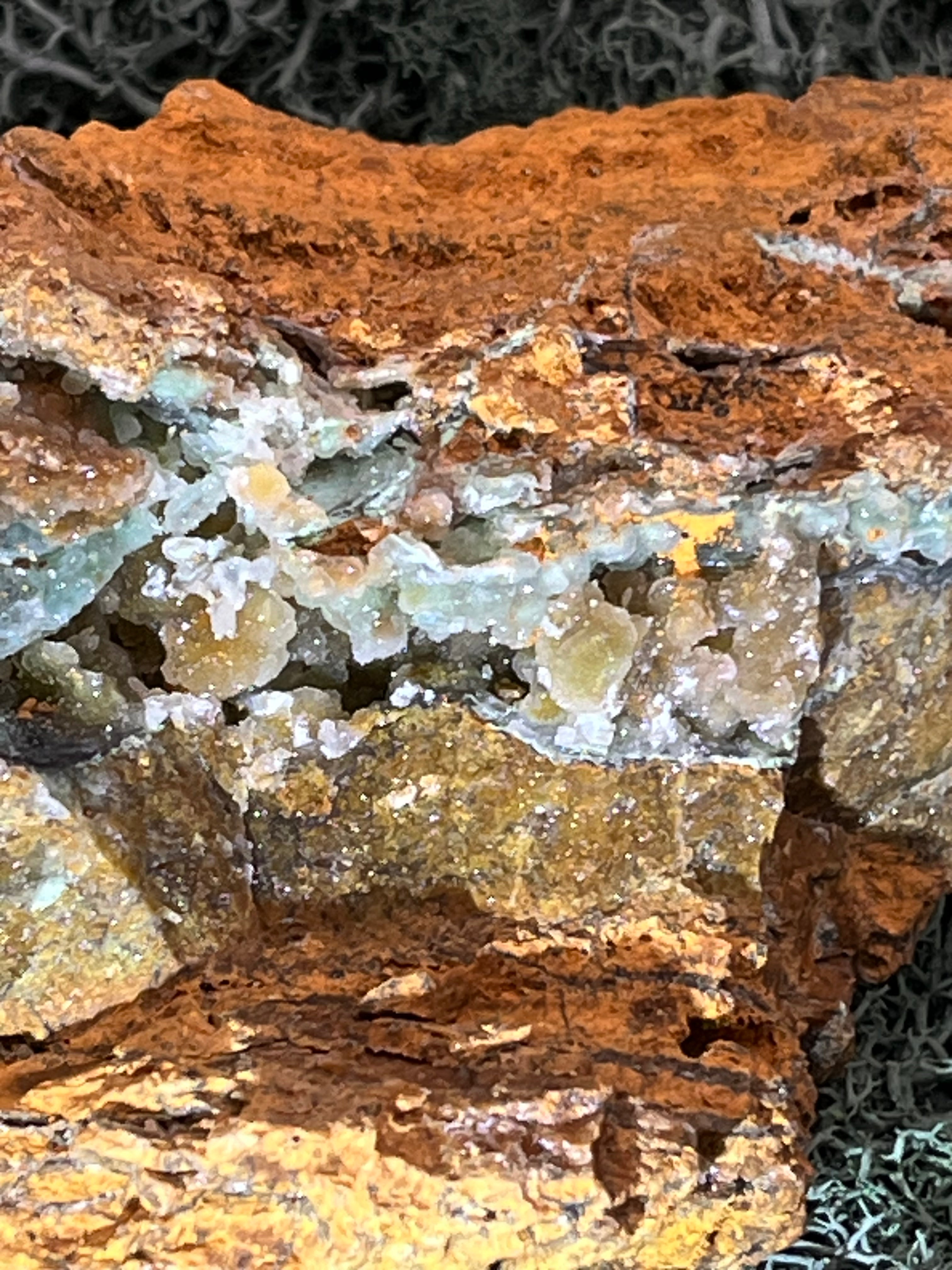 Smithsonit aus Indonesien (781g) - Handstufe - glitzende grüne Kristalle  in Trauenform mit Druzys - crystal paradise