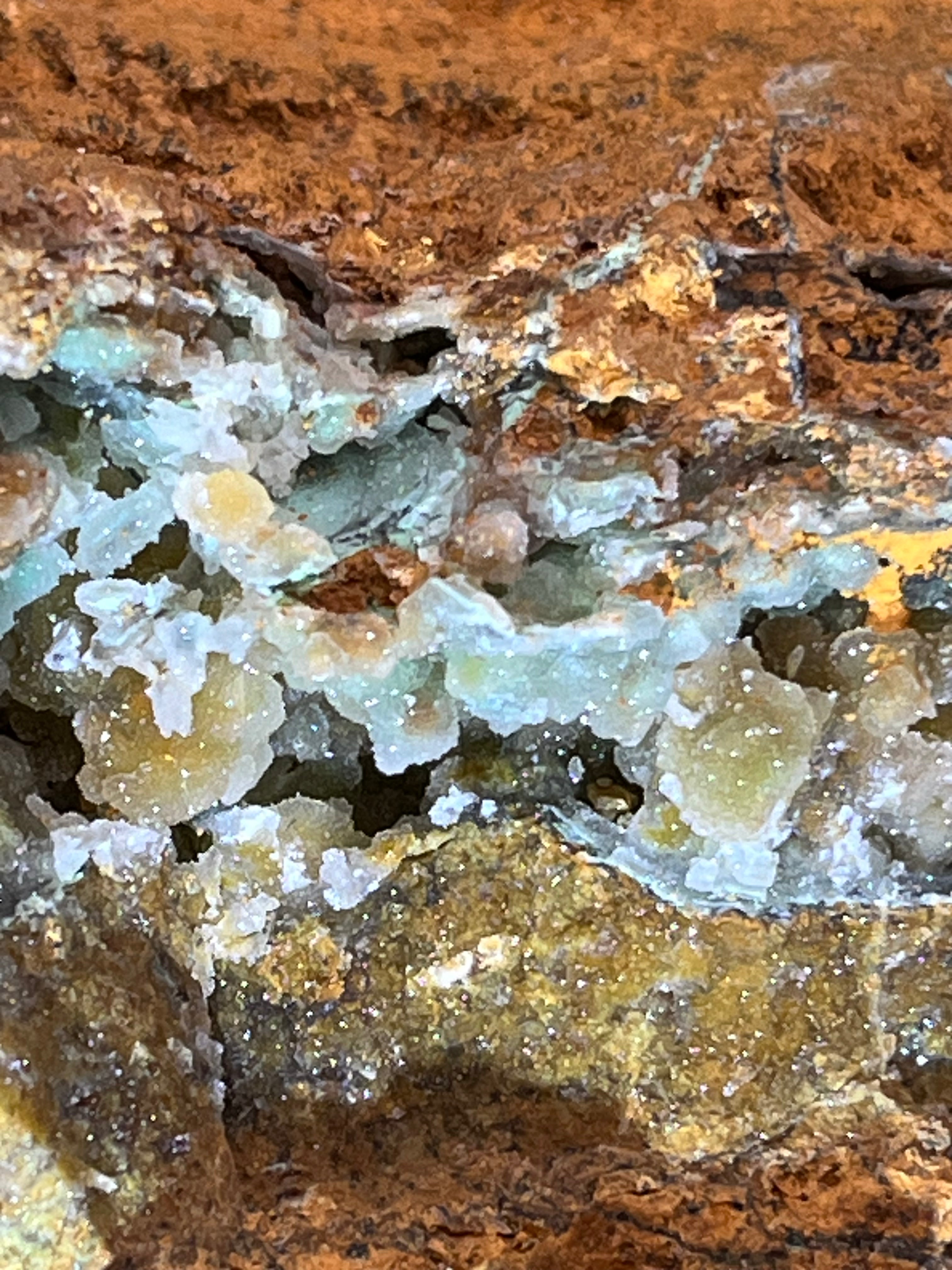Smithsonit aus Indonesien (781g) - Handstufe - glitzende grüne Kristalle  in Trauenform mit Druzys - crystal paradise