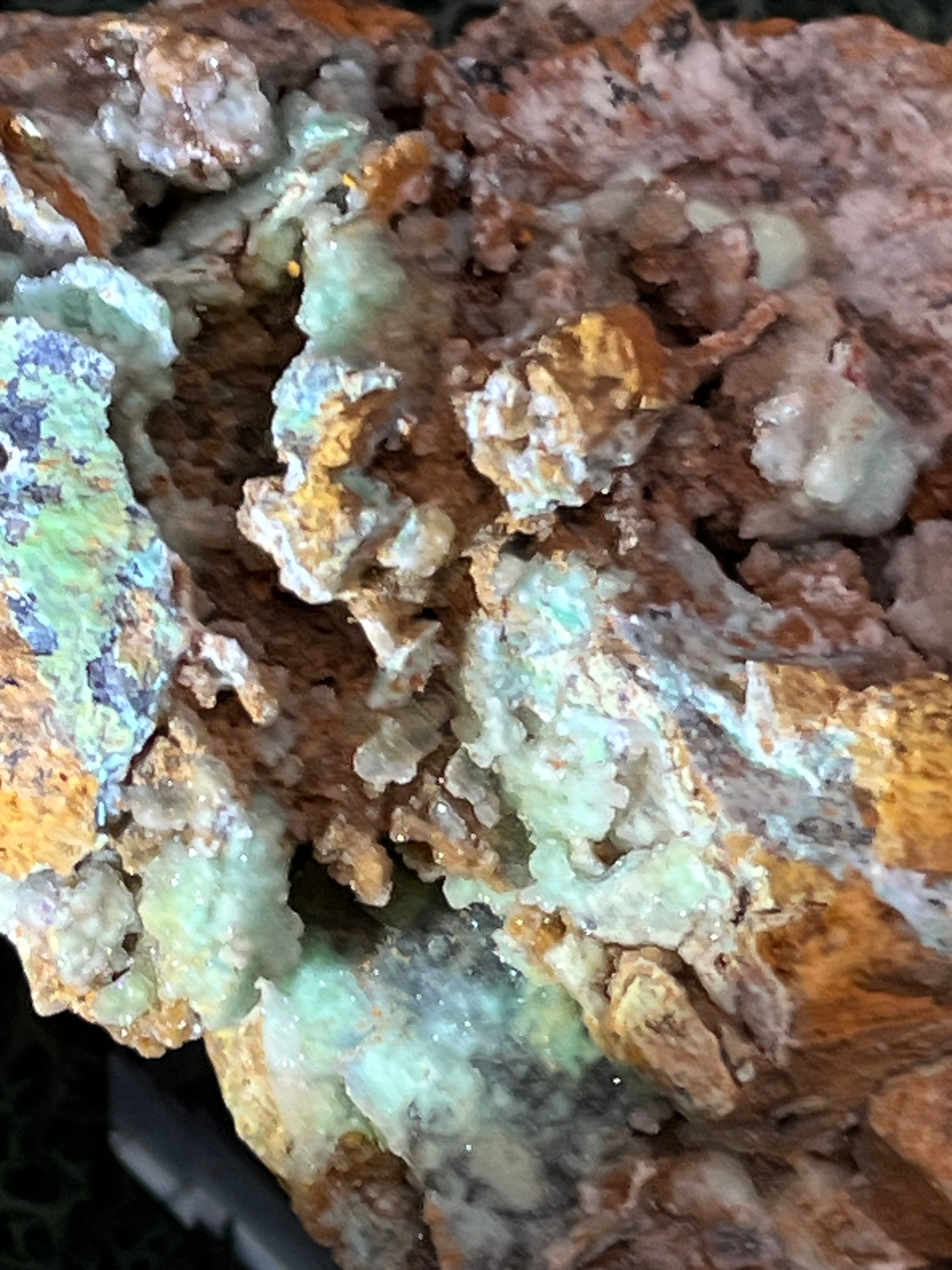 Smithsonit aus Indonesien (359g) - Handstufe - glitzende grüne Kristalle  in Trauenform mit Druzys - crystal paradise