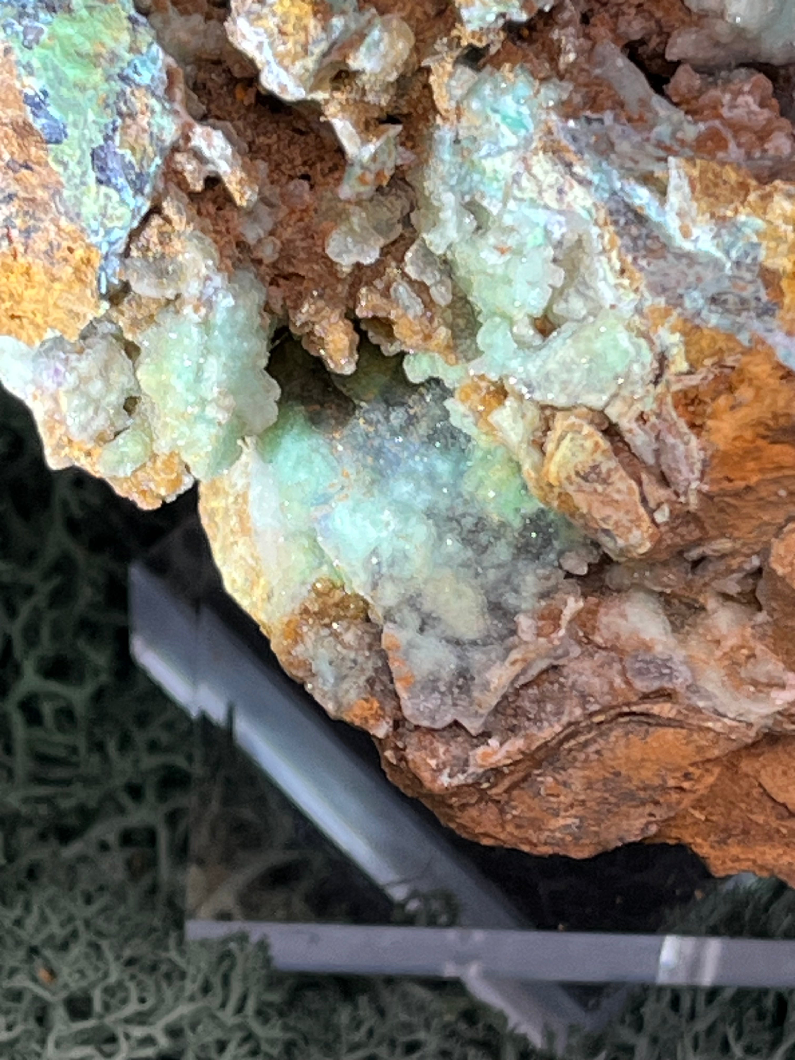 Smithsonit aus Indonesien (359g) - Handstufe - glitzende grüne Kristalle  in Trauenform mit Druzys - crystal paradise