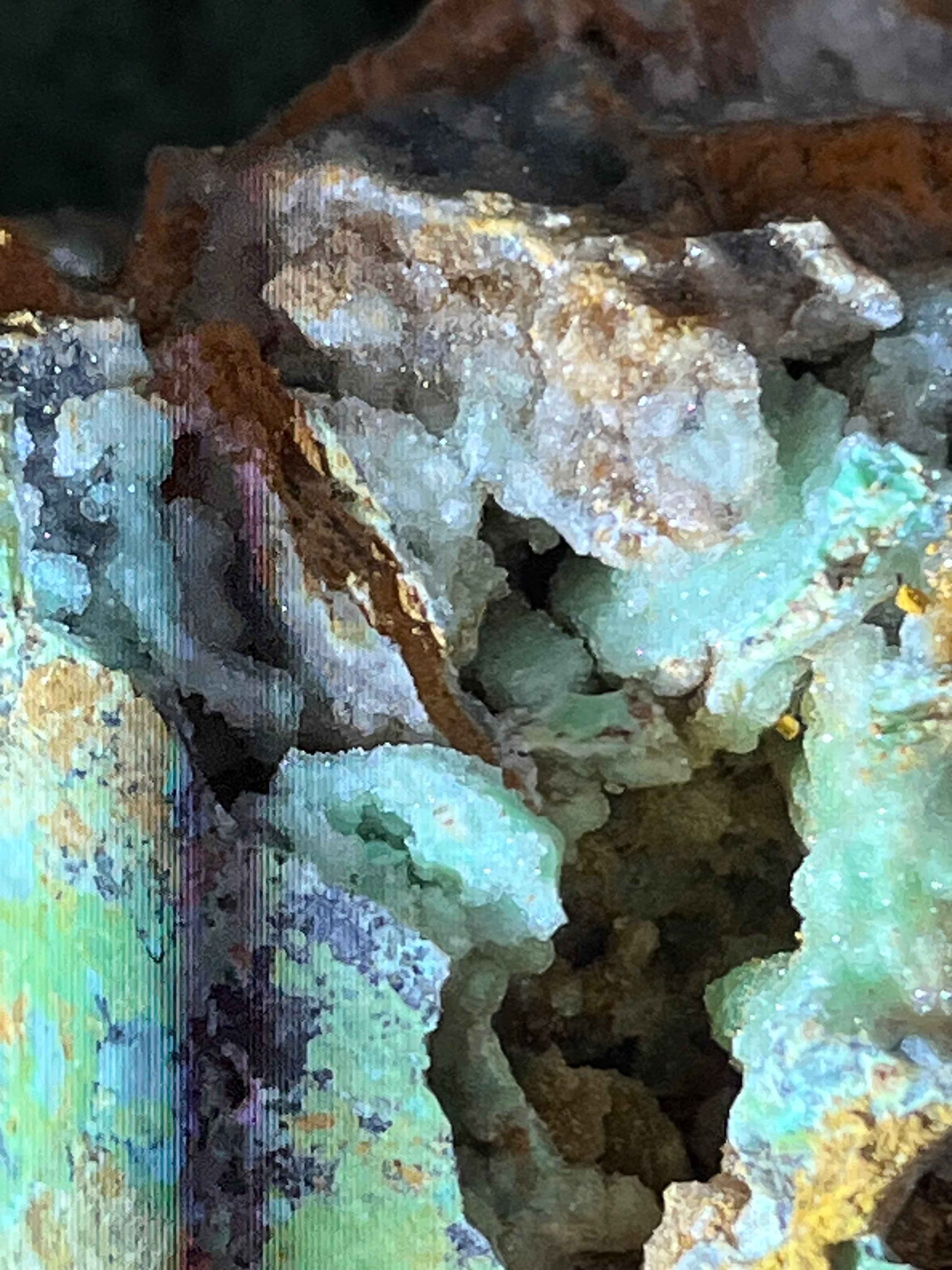 Smithsonit aus Indonesien (359g) - Handstufe - glitzende grüne Kristalle  in Trauenform mit Druzys - crystal paradise