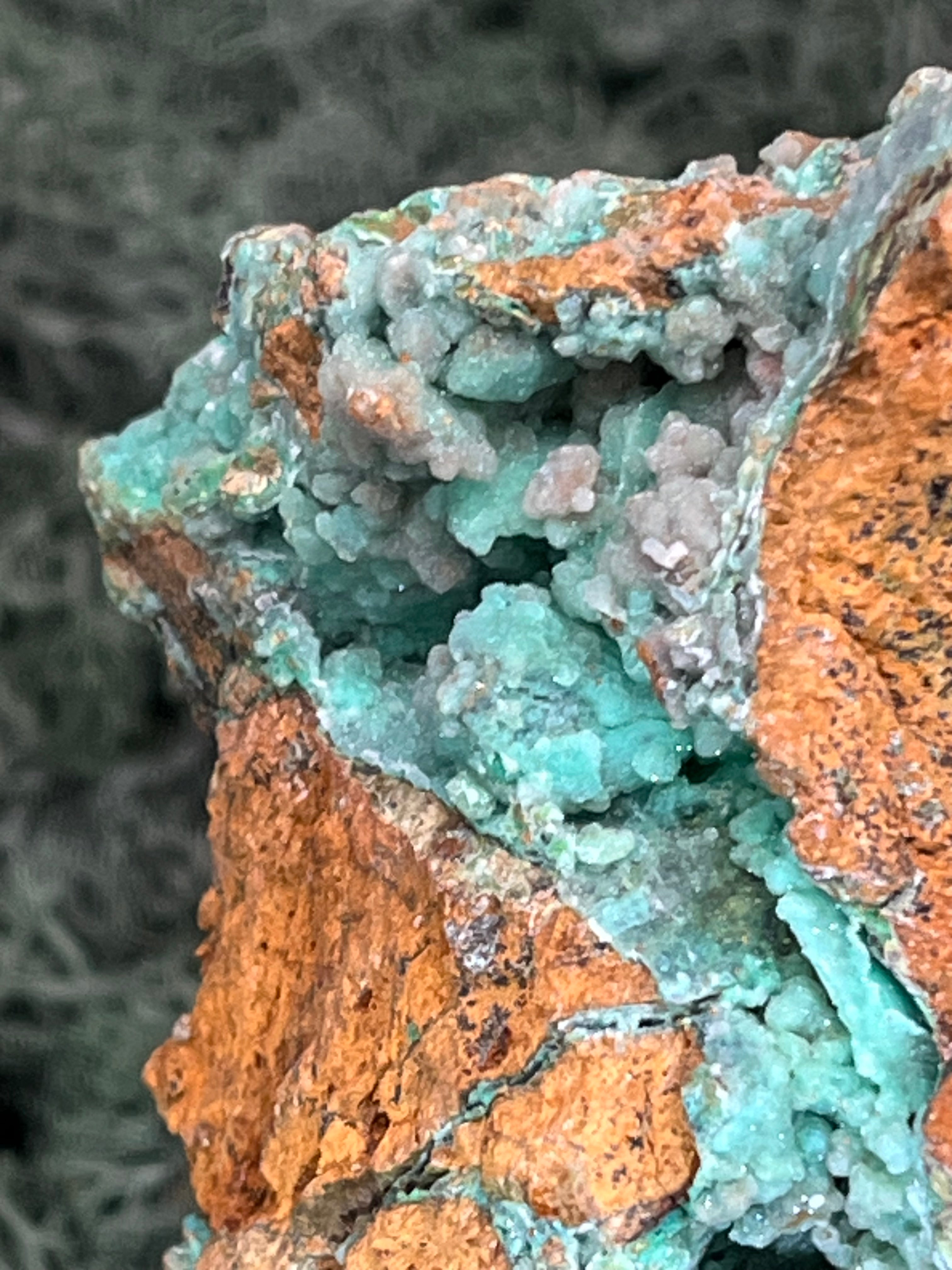 Smithsonit aus Indonesien (344g) - Handstufe - glitzende grüne Kristalle  in Trauenform mit Druzys - crystal paradise