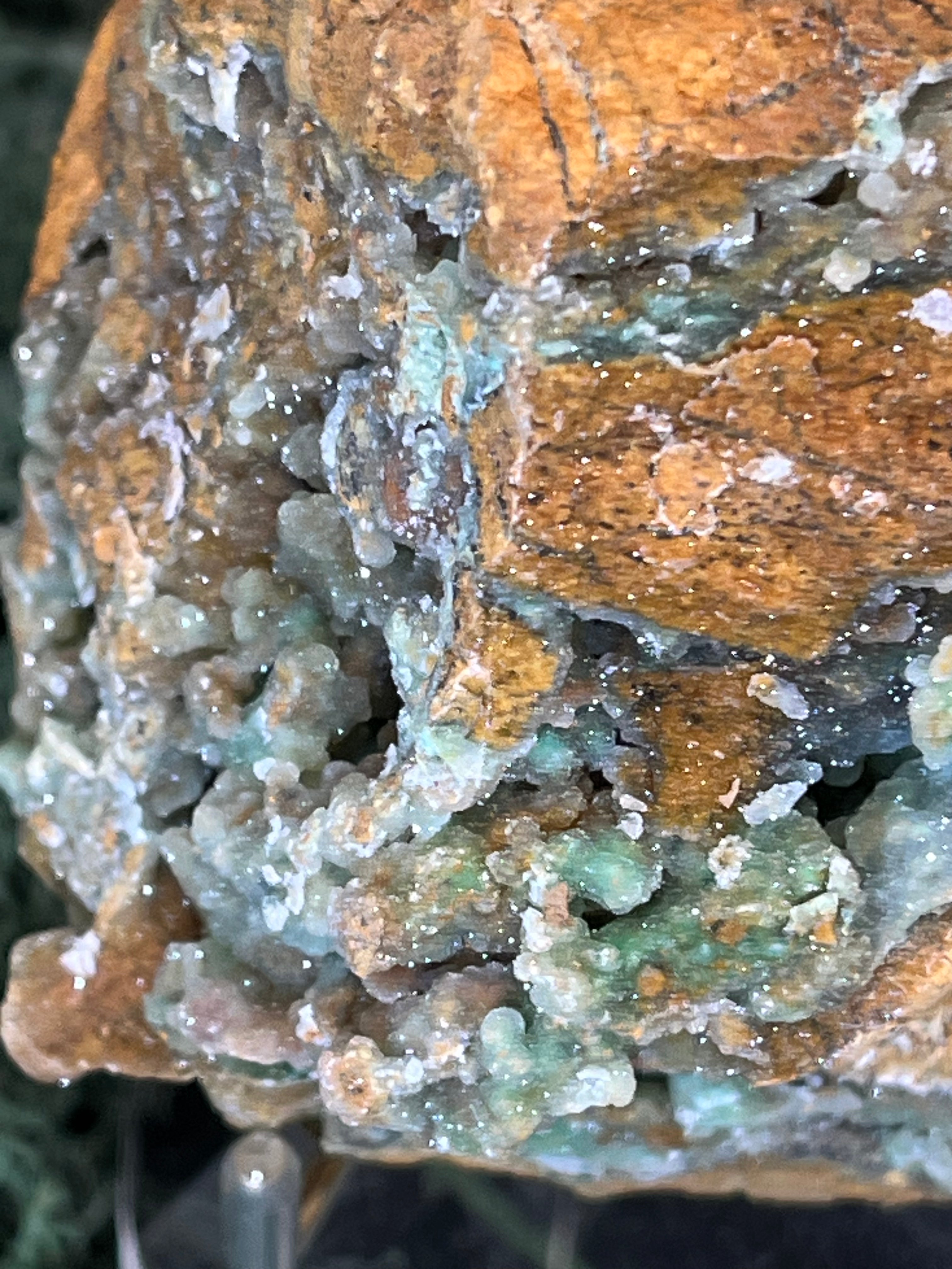 Smithsonit aus Indonesien (266g) - Handstufe - glitzende grüne Kristalle  in Trauenform mit Druzys - crystal paradise