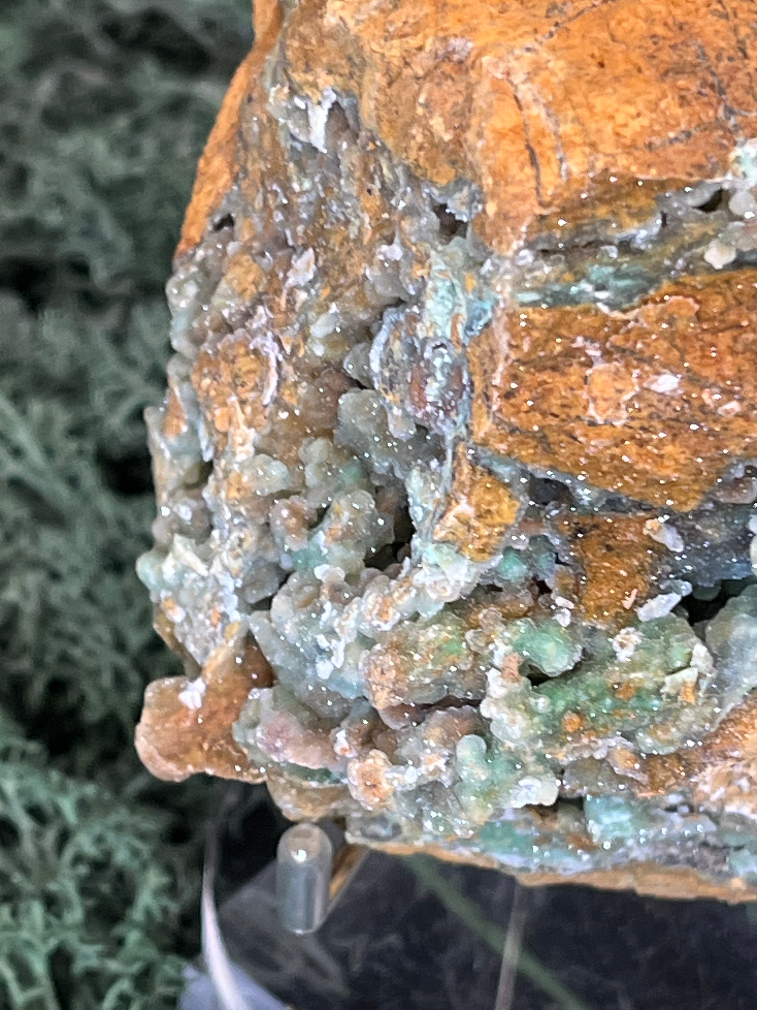 Smithsonit aus Indonesien (266g) - Handstufe - glitzende grüne Kristalle  in Trauenform mit Druzys - crystal paradise