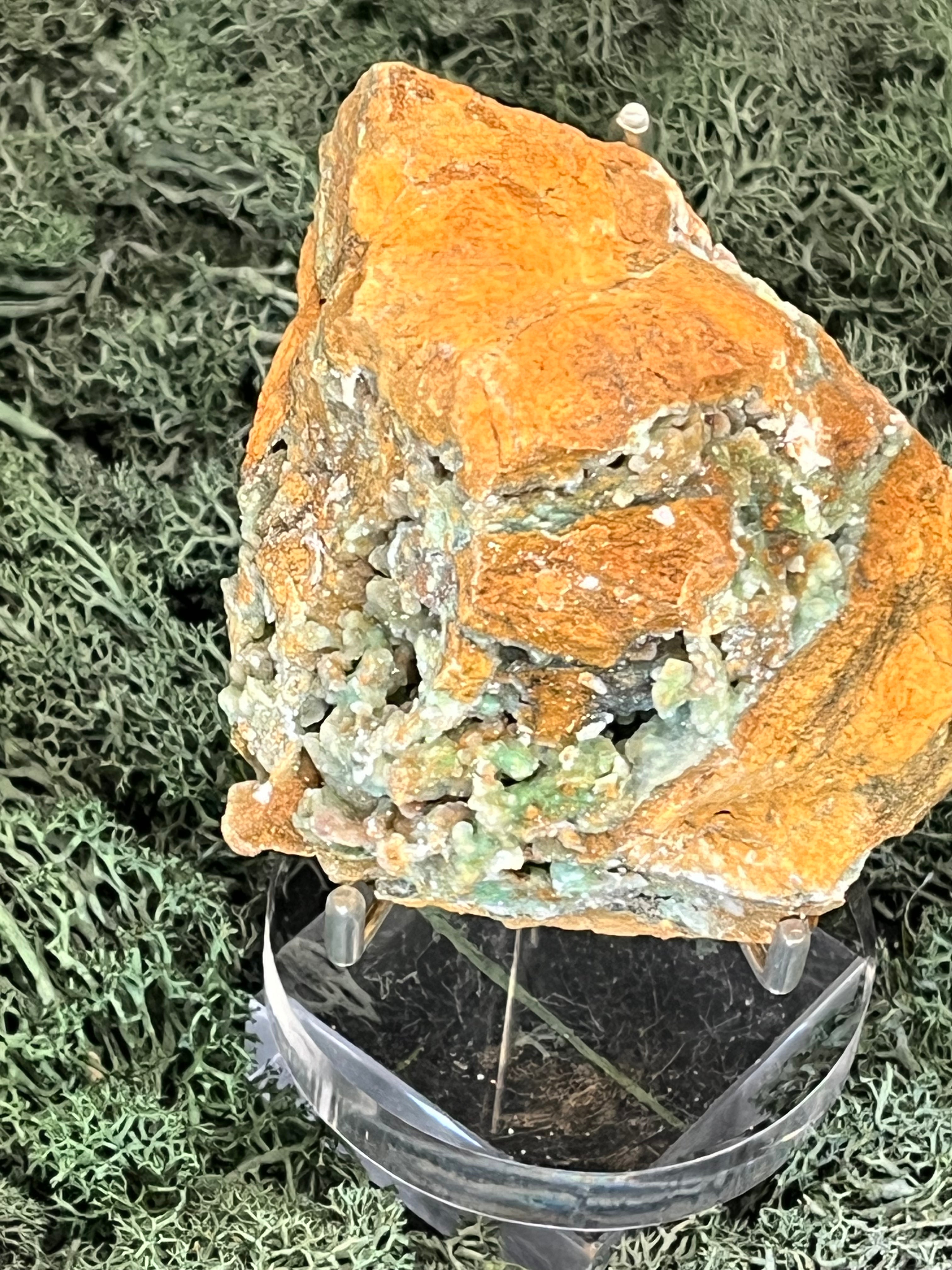 Smithsonit aus Indonesien (266g) - Handstufe - glitzende grüne Kristalle  in Trauenform mit Druzys - crystal paradise