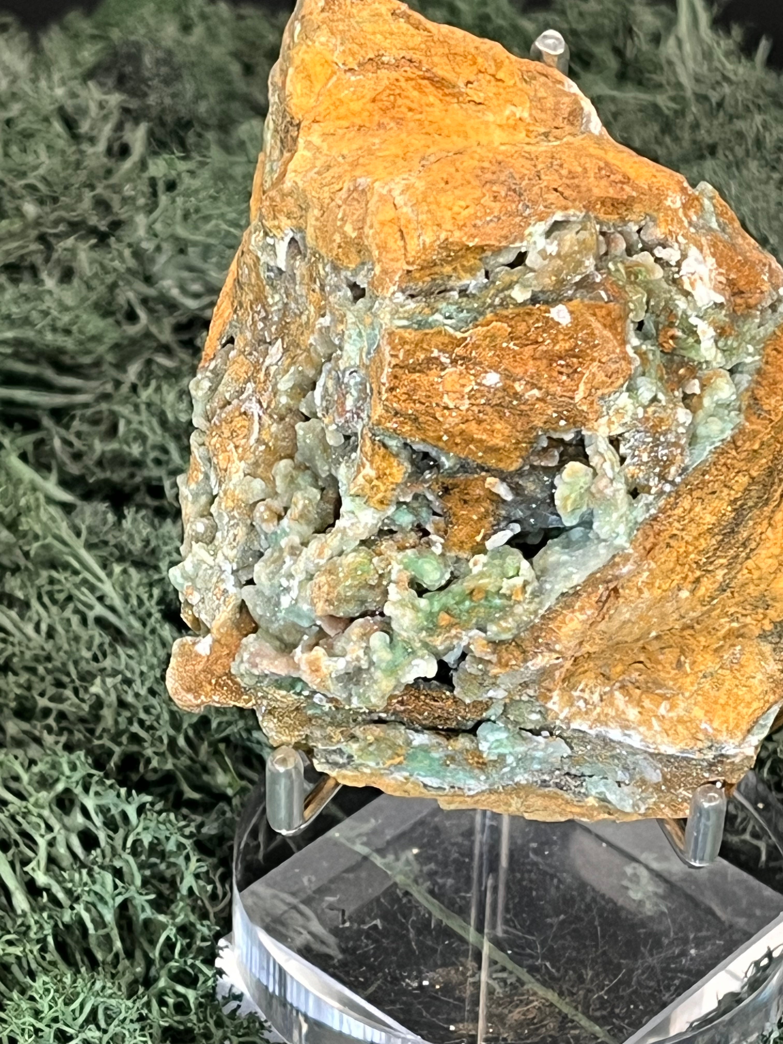 Smithsonit aus Indonesien (266g) - Handstufe - glitzende grüne Kristalle  in Trauenform mit Druzys - crystal paradise