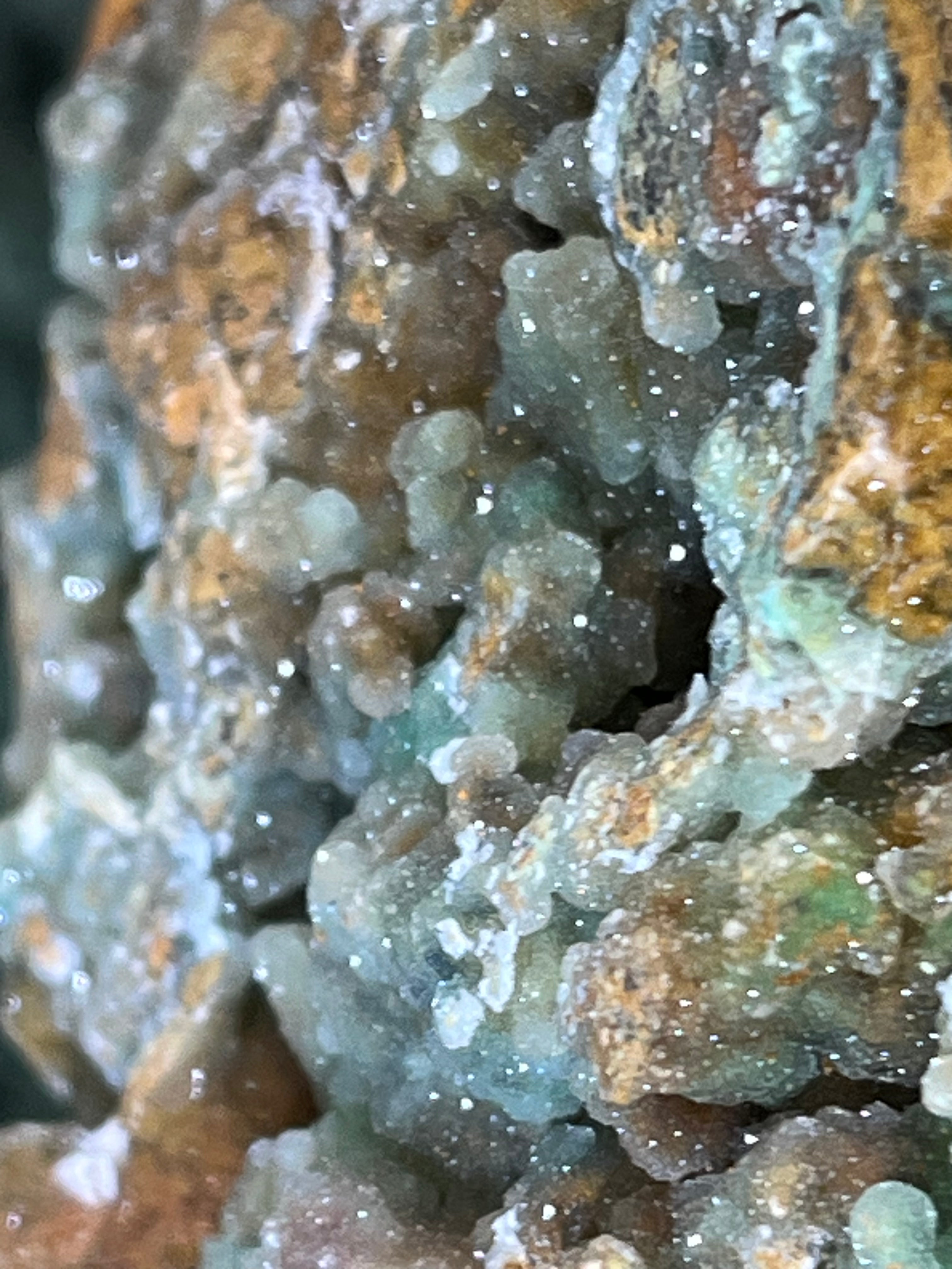 Smithsonit aus Indonesien (266g) - Handstufe - glitzende grüne Kristalle  in Trauenform mit Druzys - crystal paradise