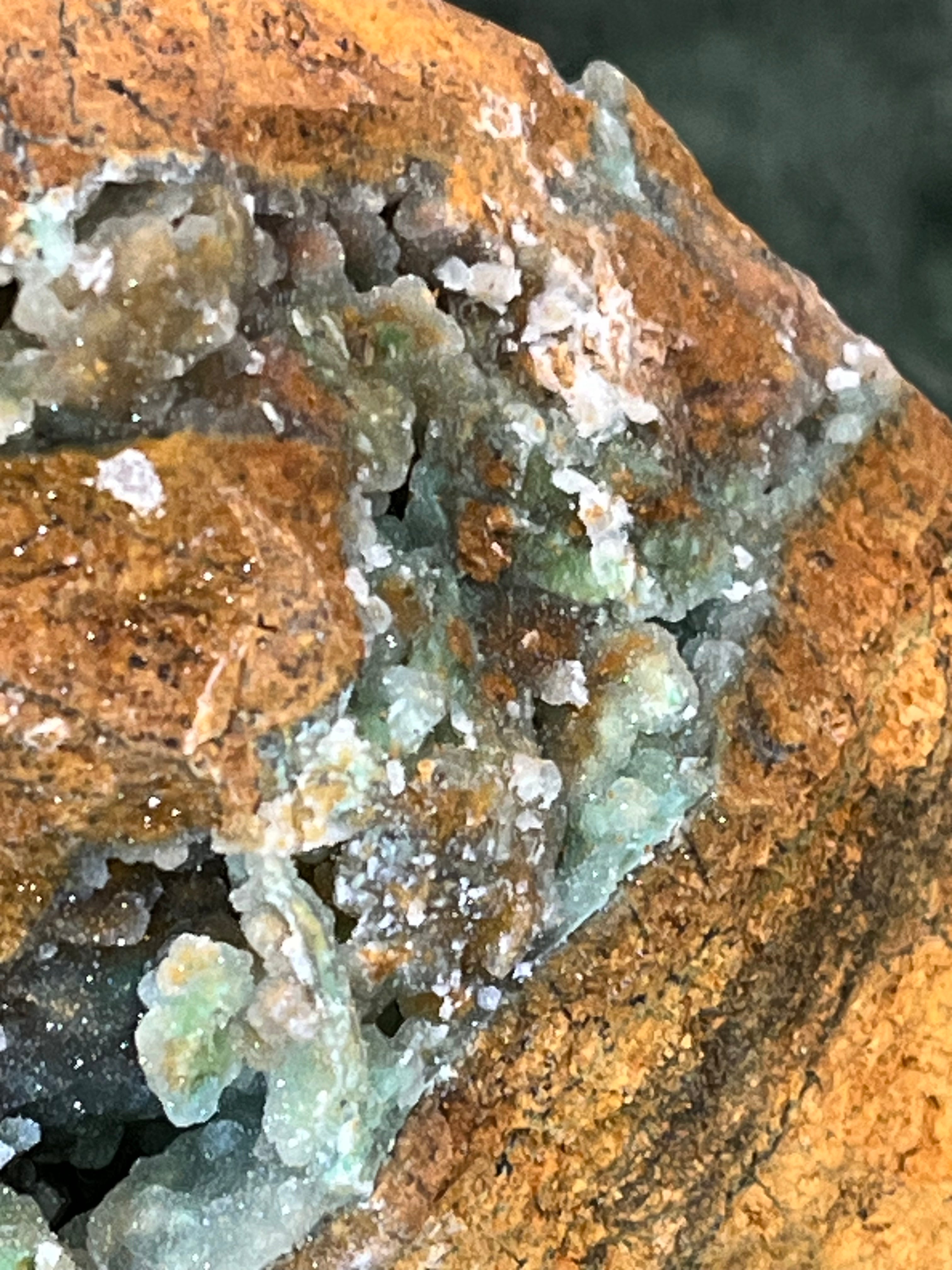 Smithsonit aus Indonesien (266g) - Handstufe - glitzende grüne Kristalle  in Trauenform mit Druzys - crystal paradise