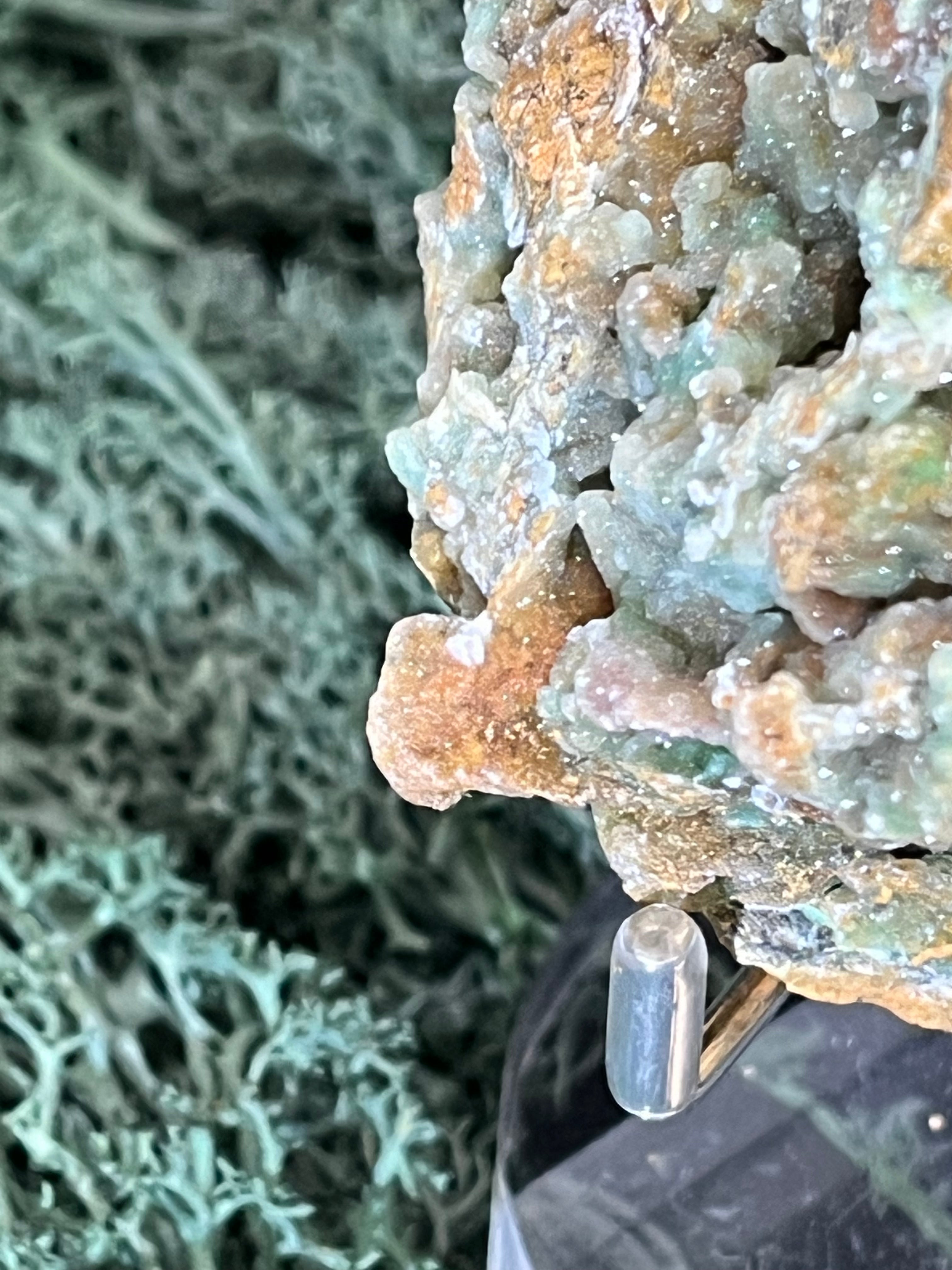 Smithsonit aus Indonesien (266g) - Handstufe - glitzende grüne Kristalle  in Trauenform mit Druzys - crystal paradise