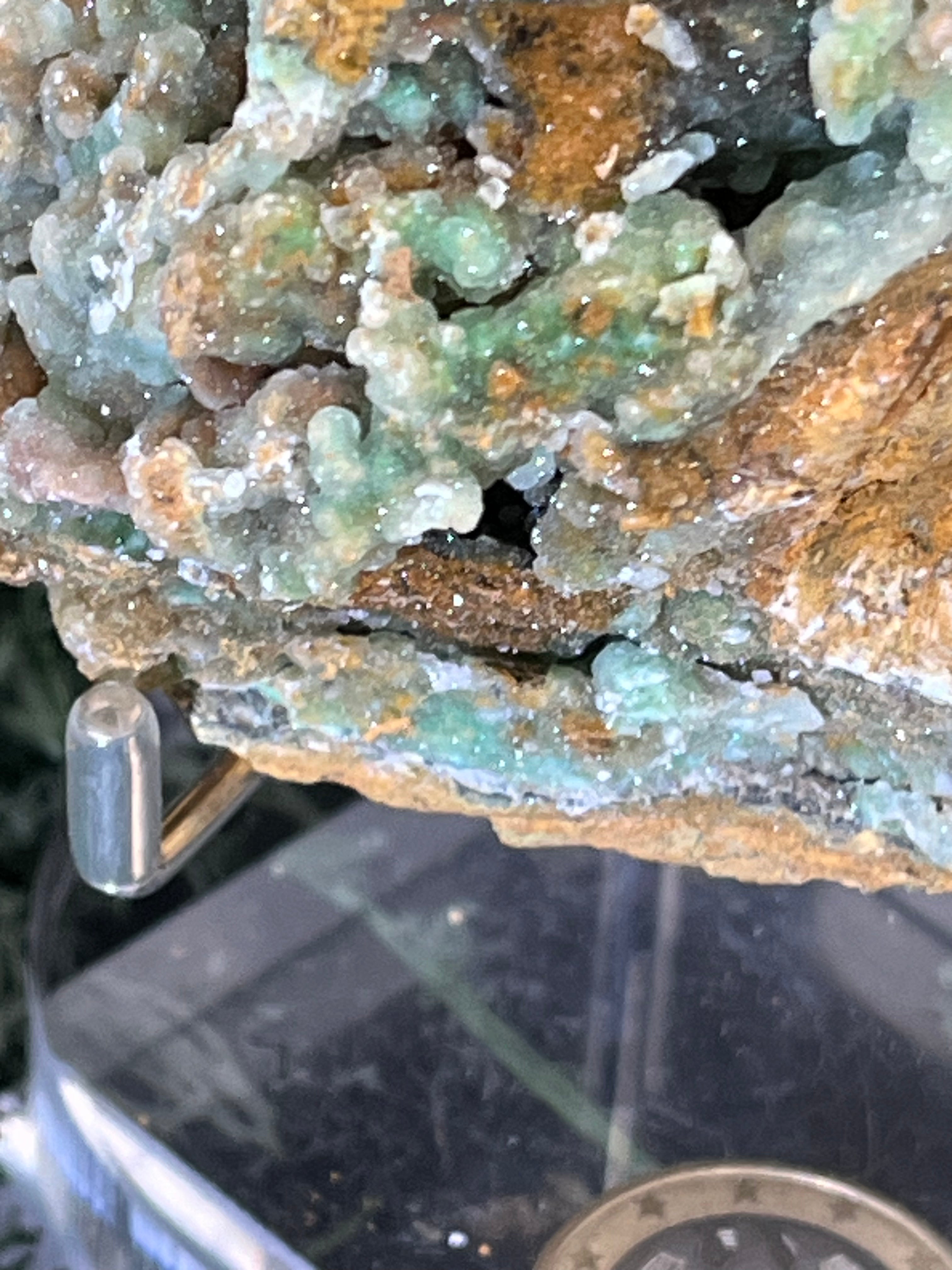 Smithsonit aus Indonesien (266g) - Handstufe - glitzende grüne Kristalle  in Trauenform mit Druzys - crystal paradise