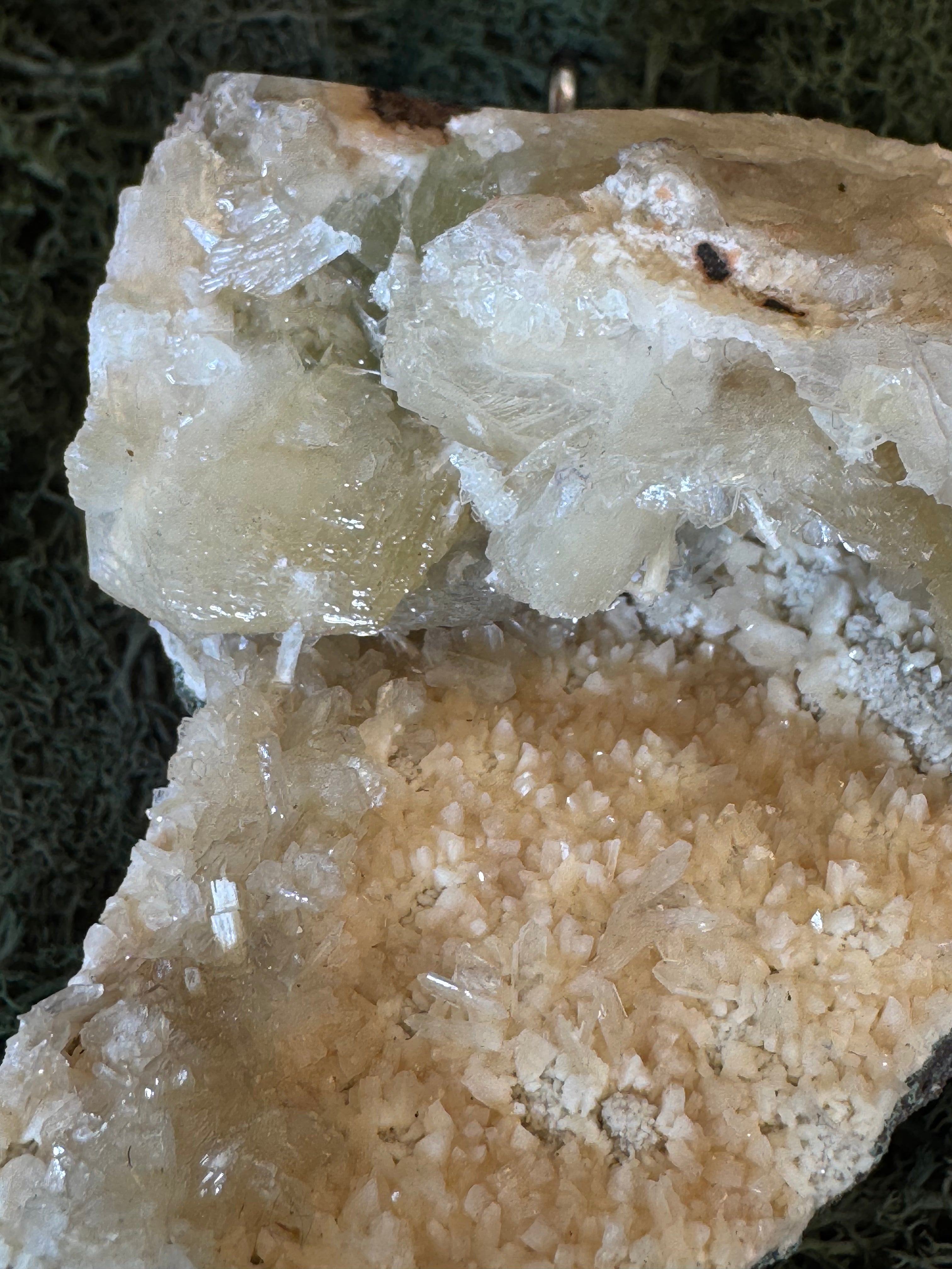 Grüner Apophyllit mit Stilbit Cluster mit Hevlandit aus Maharashtra, Nashik pune, Indien (324g) - crystal paradise