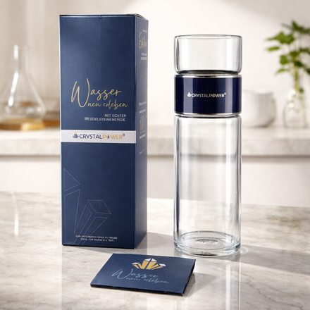crystalpower Wasserflasche mit Edelsteineinsatz neben ihrer Geschenkverpackung