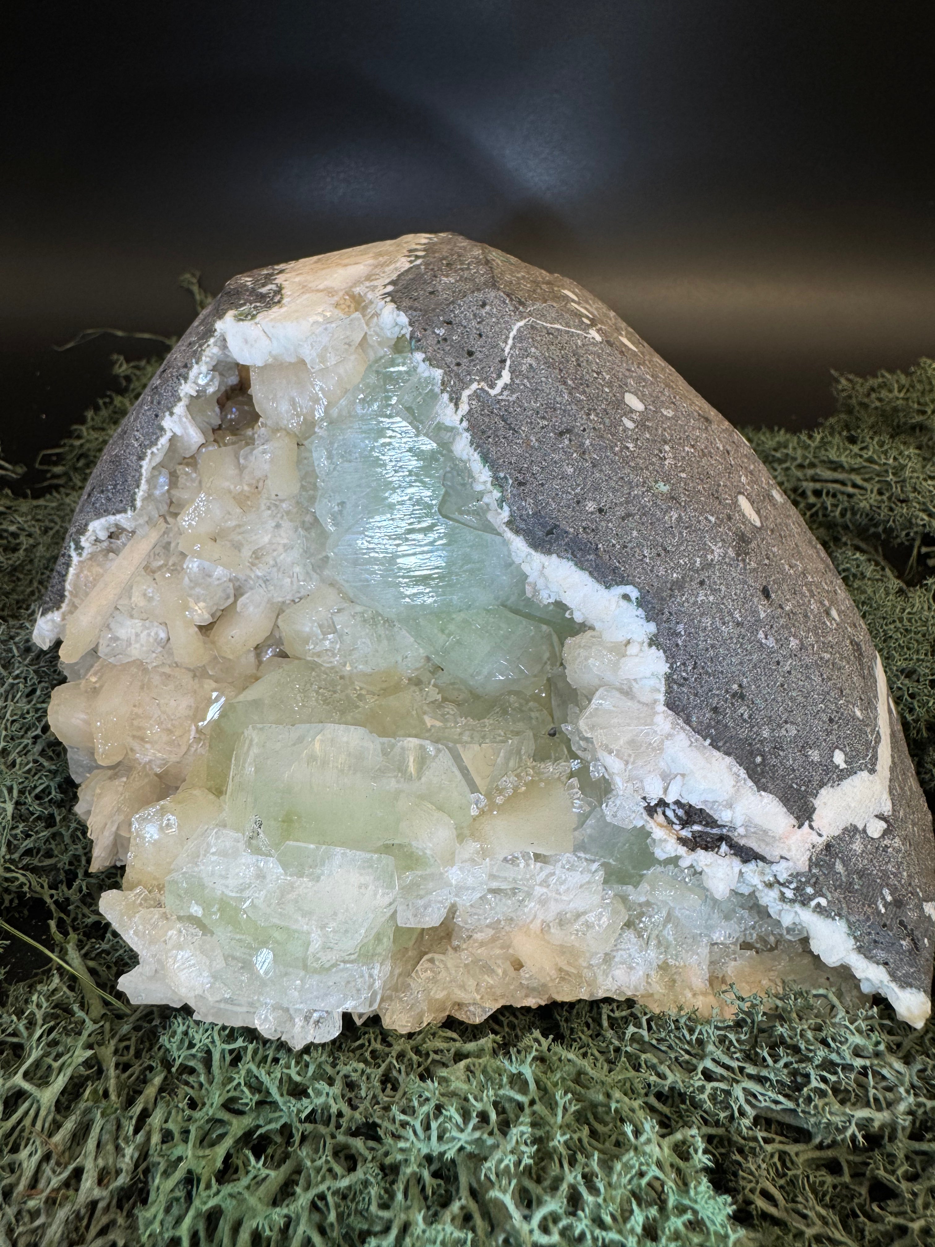 Grüner Apophyllit mit Stilbit Cluster aus Maharashtra, Nashik pune, Indien (1522g) - Geodenform - crystal paradise
