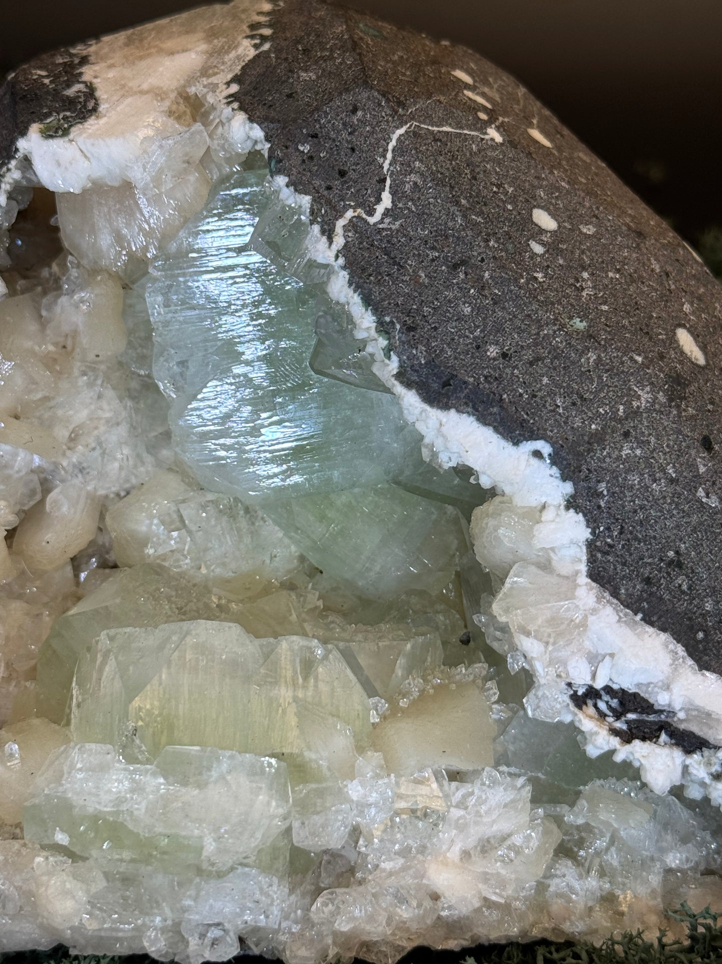 Grüner Apophyllit mit Stilbit Cluster aus Maharashtra, Nashik pune, Indien (1522g) - Geodenform