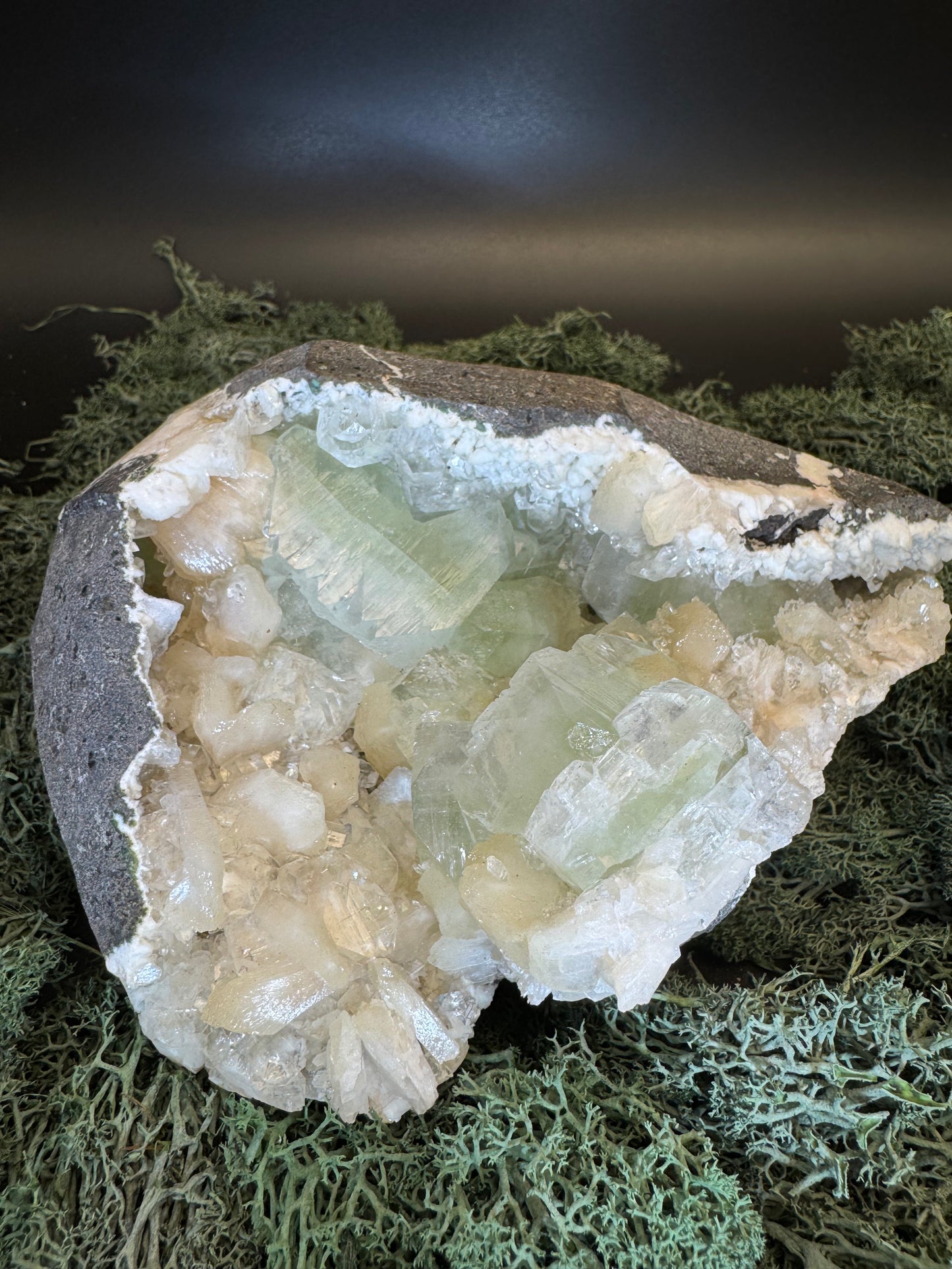 Grüner Apophyllit mit Stilbit Cluster aus Maharashtra, Nashik pune, Indien (1522g) - Geodenform