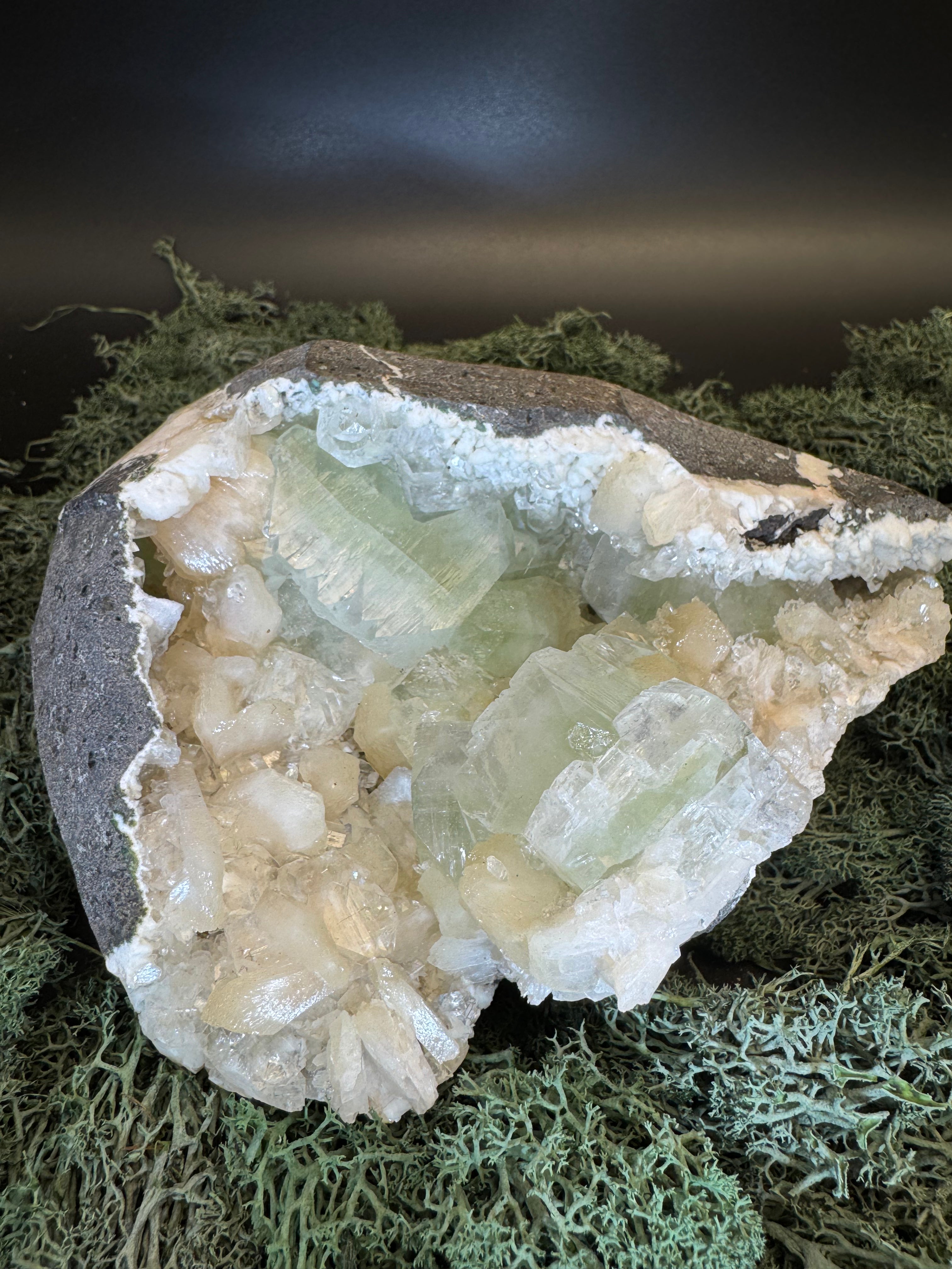 Grüner Apophyllit mit Stilbit Cluster aus Maharashtra, Nashik pune, Indien (1522g) - Geodenform - crystal paradise