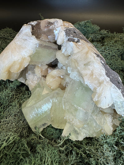 Grüner Apophyllit mit Stilbit Cluster aus Maharashtra, Nashik pune, Indien (1412g) - Geodenform