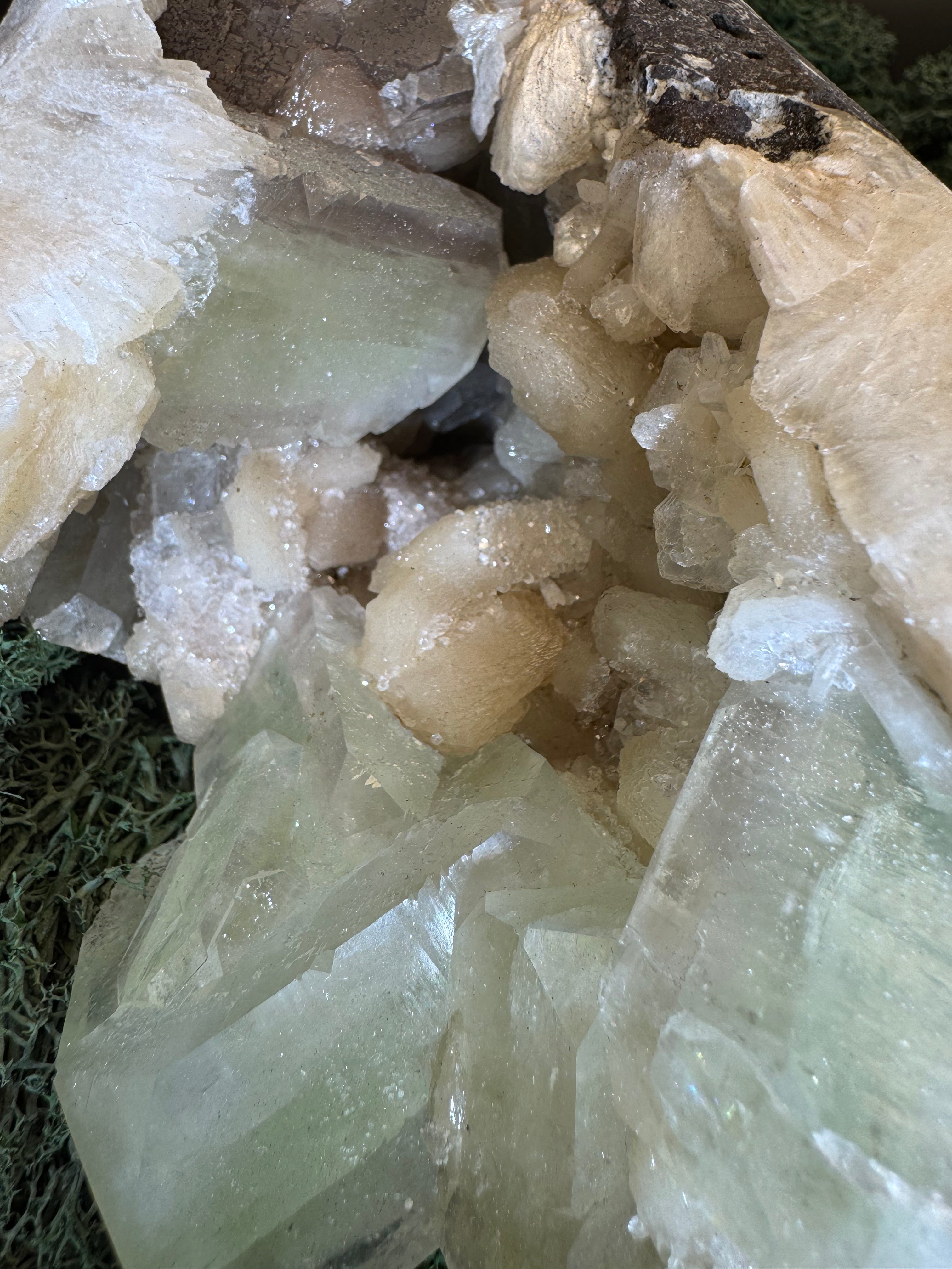 Grüner Apophyllit mit Stilbit Cluster aus Maharashtra, Nashik pune, Indien (1412g) - Geodenform - crystal paradise