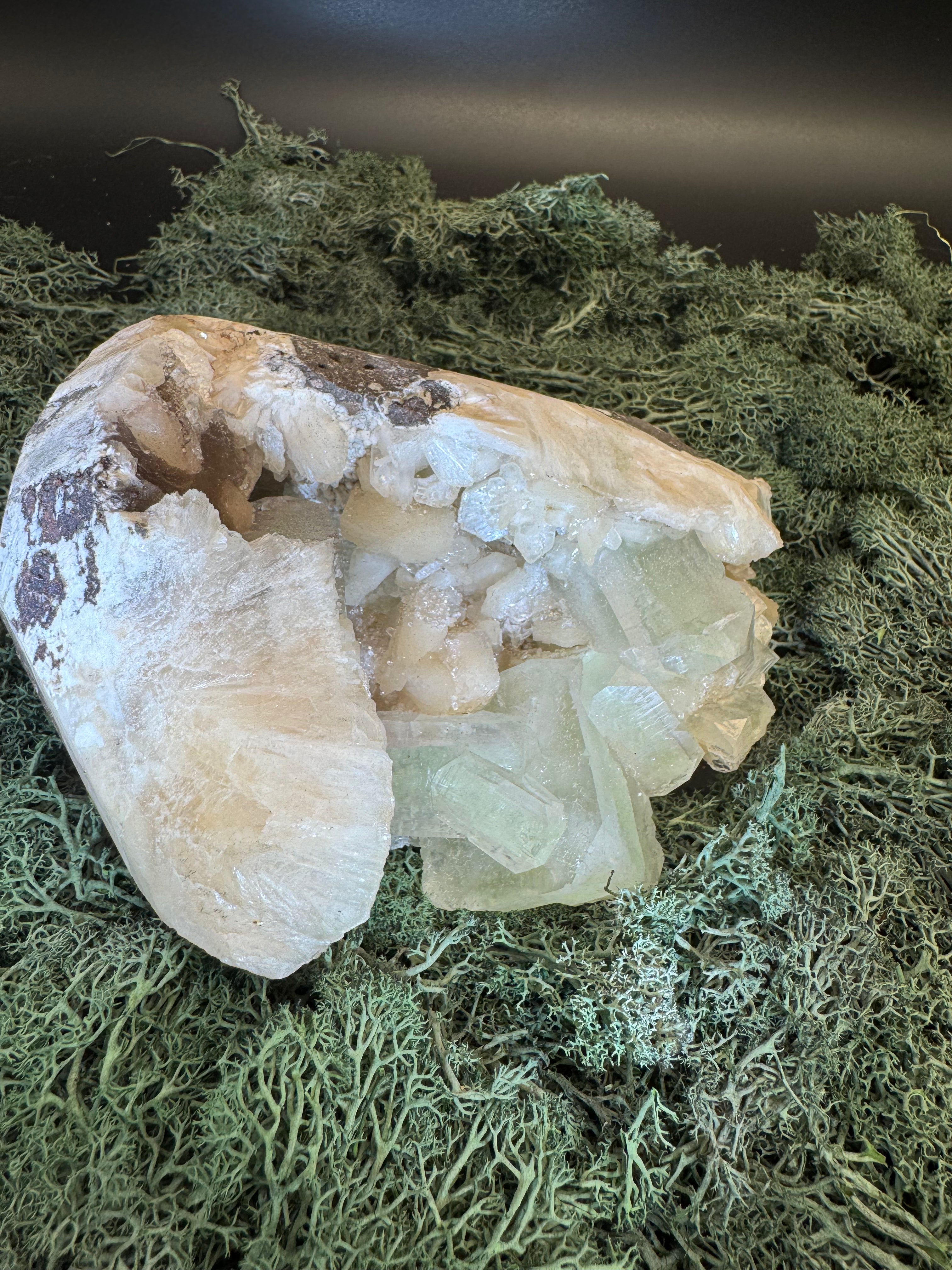 Grüner Apophyllit mit Stilbit Cluster aus Maharashtra, Nashik pune, Indien (1412g) - Geodenform - crystal paradise