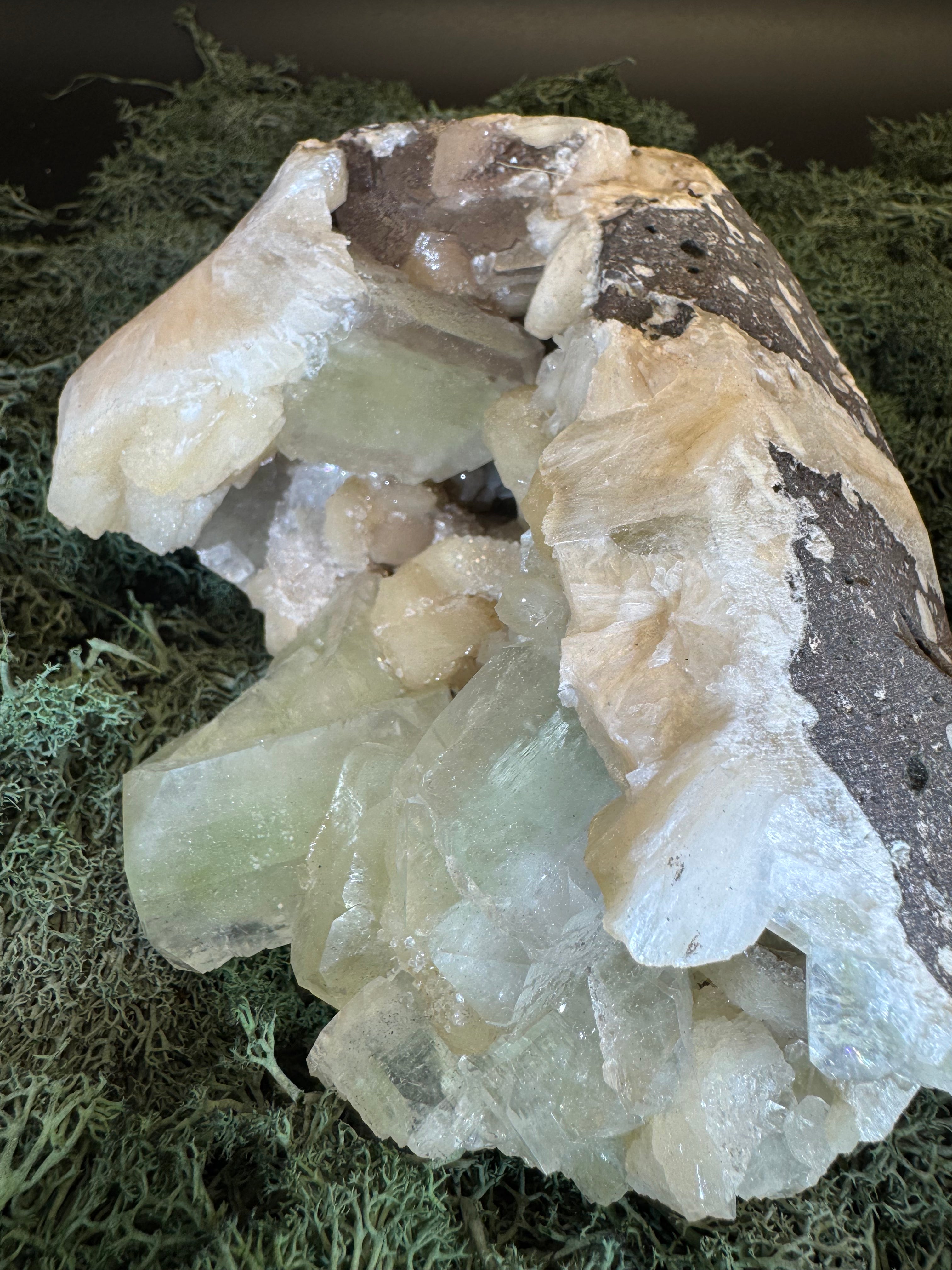 Grüner Apophyllit mit Stilbit Cluster aus Maharashtra, Nashik pune, Indien (1412g) - Geodenform - crystal paradise