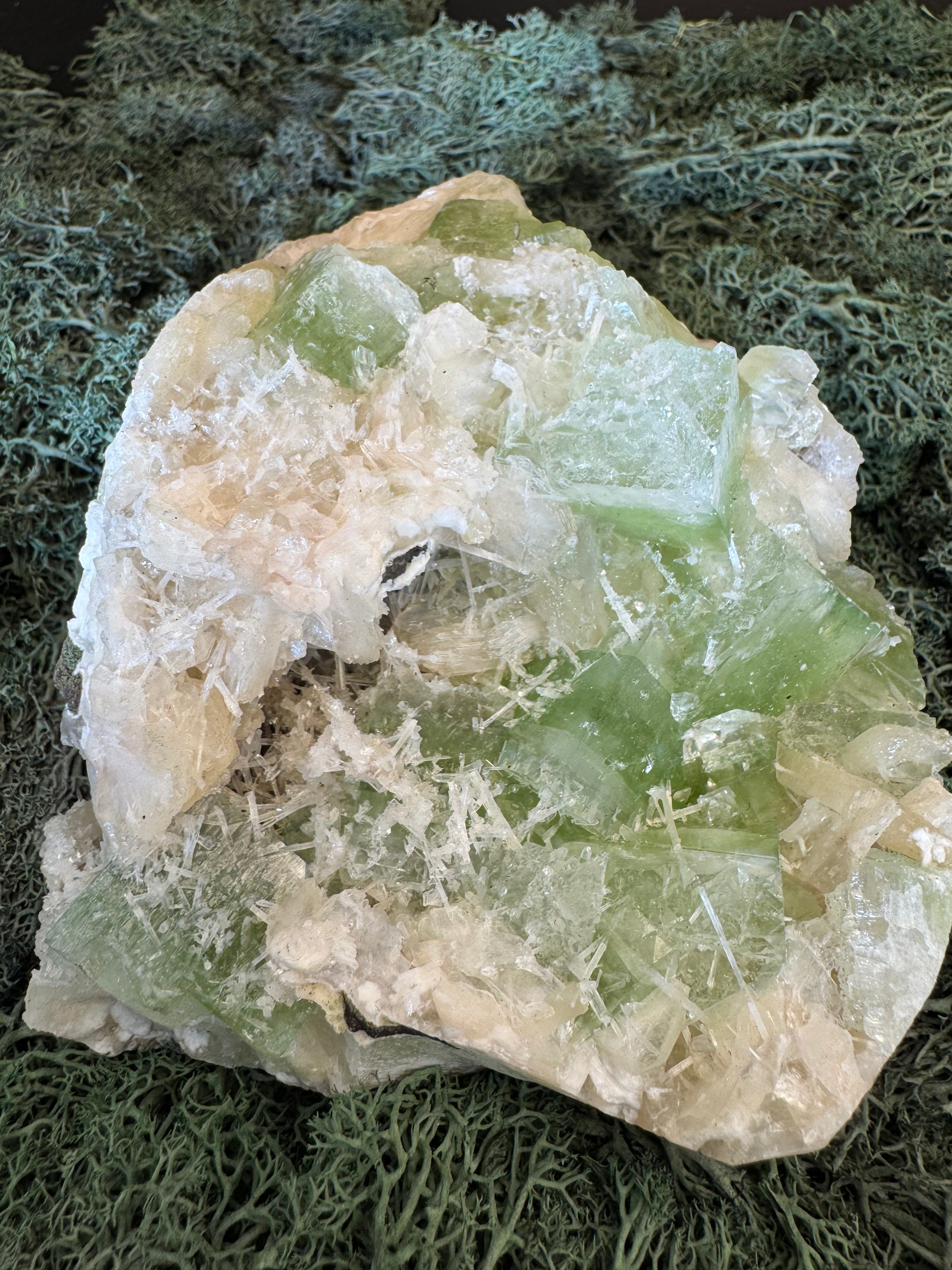 Grüner Apophyllit mit Stilbit Cluster mit Hevlandit aus Maharashtra, Nashik pune, Indien (948g) - große Kristalle (Kopie) - crystal paradise