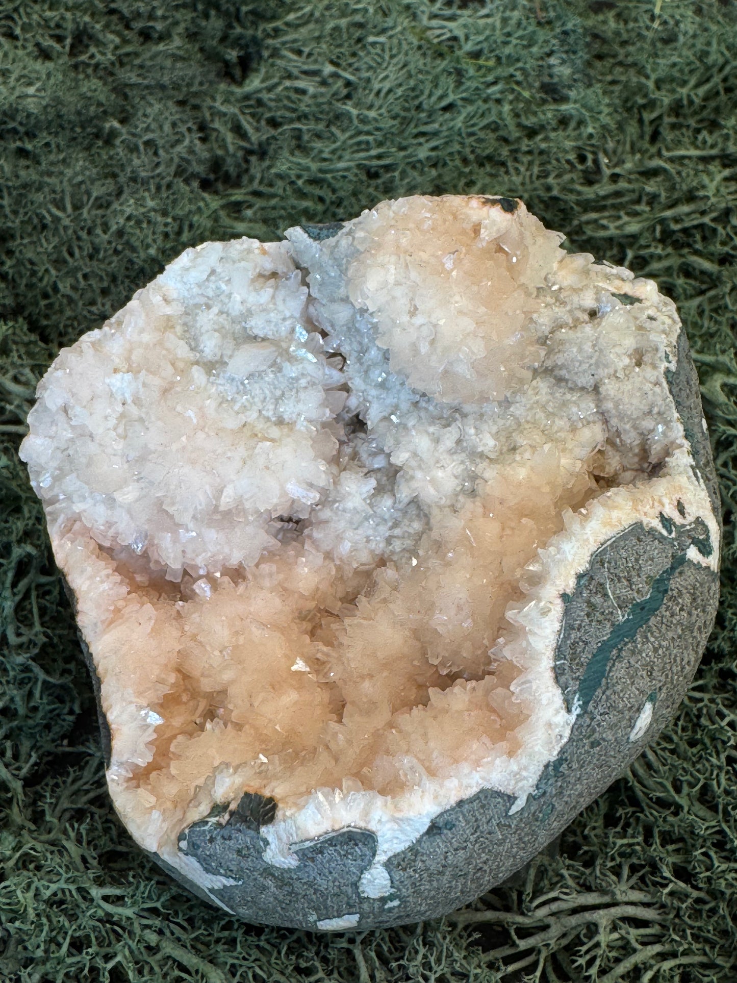 Heulandit / Euzeolit Geode aus Maharashtra, Nashik pune, Indien (337g)