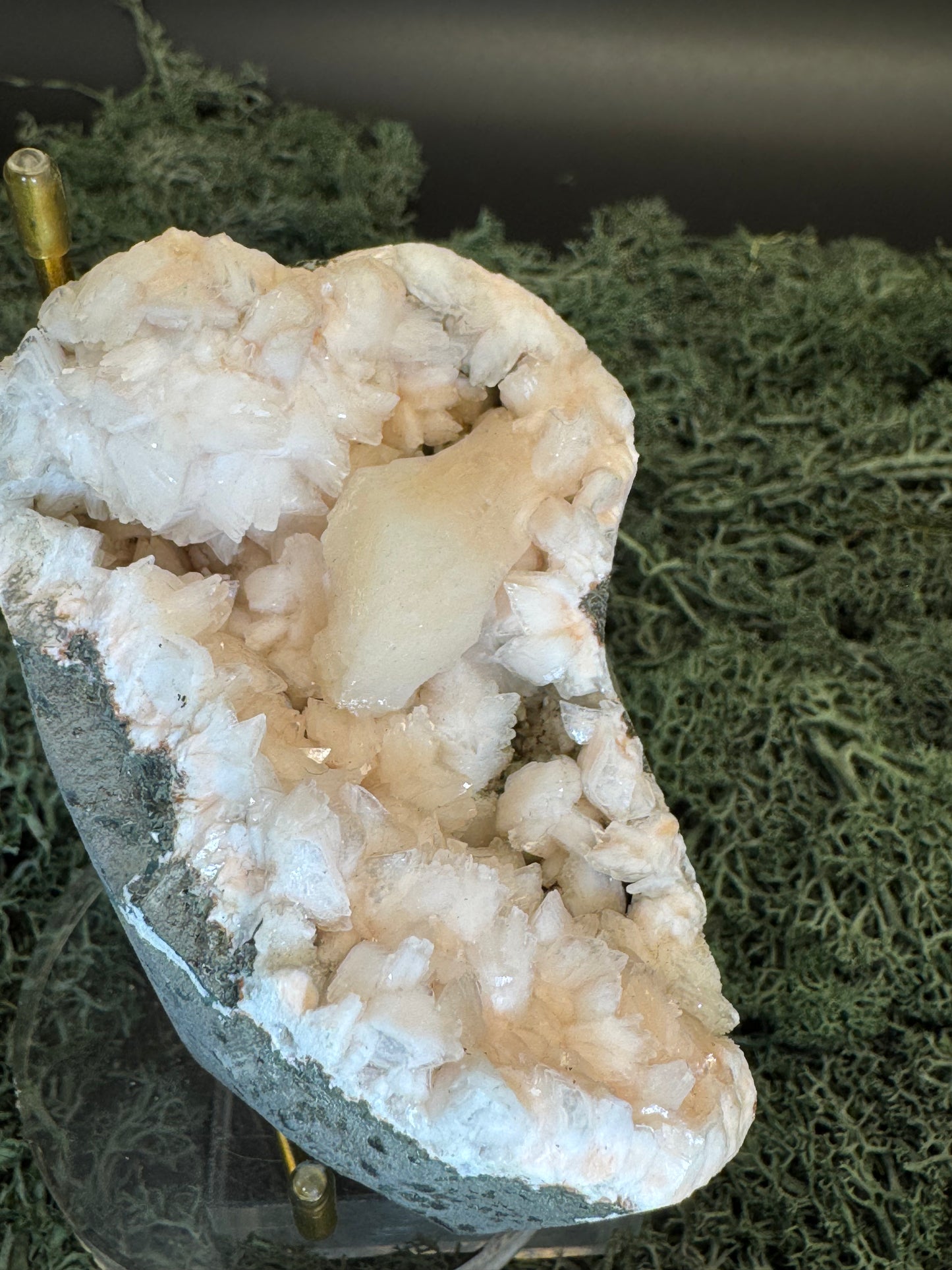 Heulandit / Euzeolit Geode mit Stilbit aus Maharashtra, Nashik pune, Indien (248g)