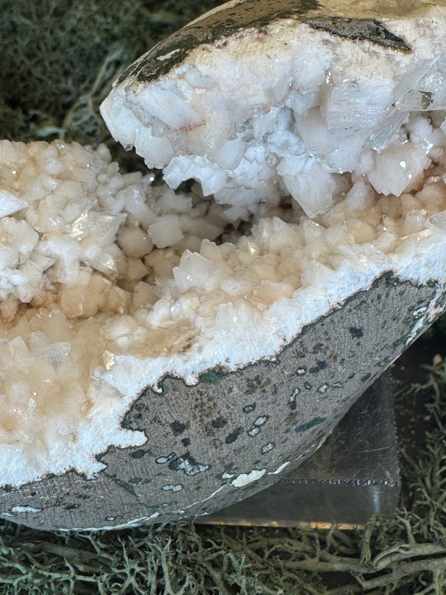 Heulandit / Euzeolit Geode aus Maharashtra, Nashik pune, Indien (260g)