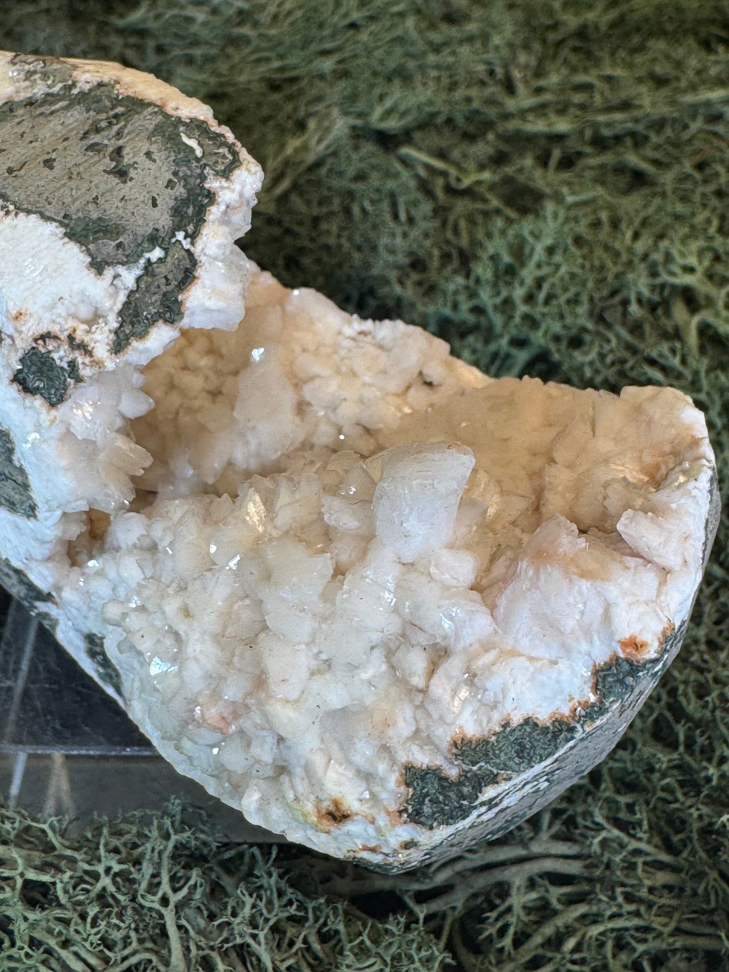 Heulandit / Euzeolit Geode aus Maharashtra, Nashik pune, Indien (260g)