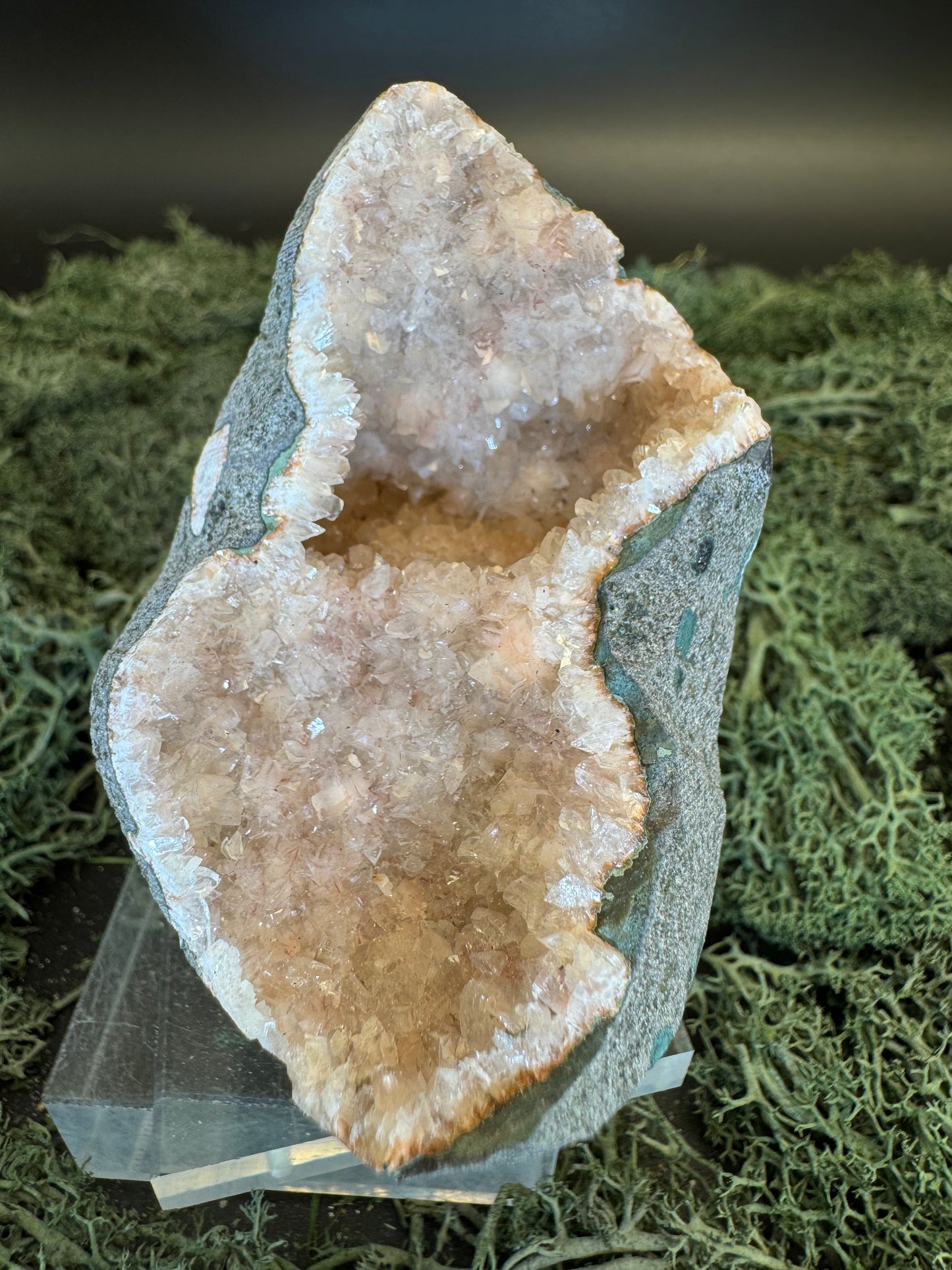 Heulandit / Euzeolit Geode aus Maharashtra, Nashik pune, Indien (120g)