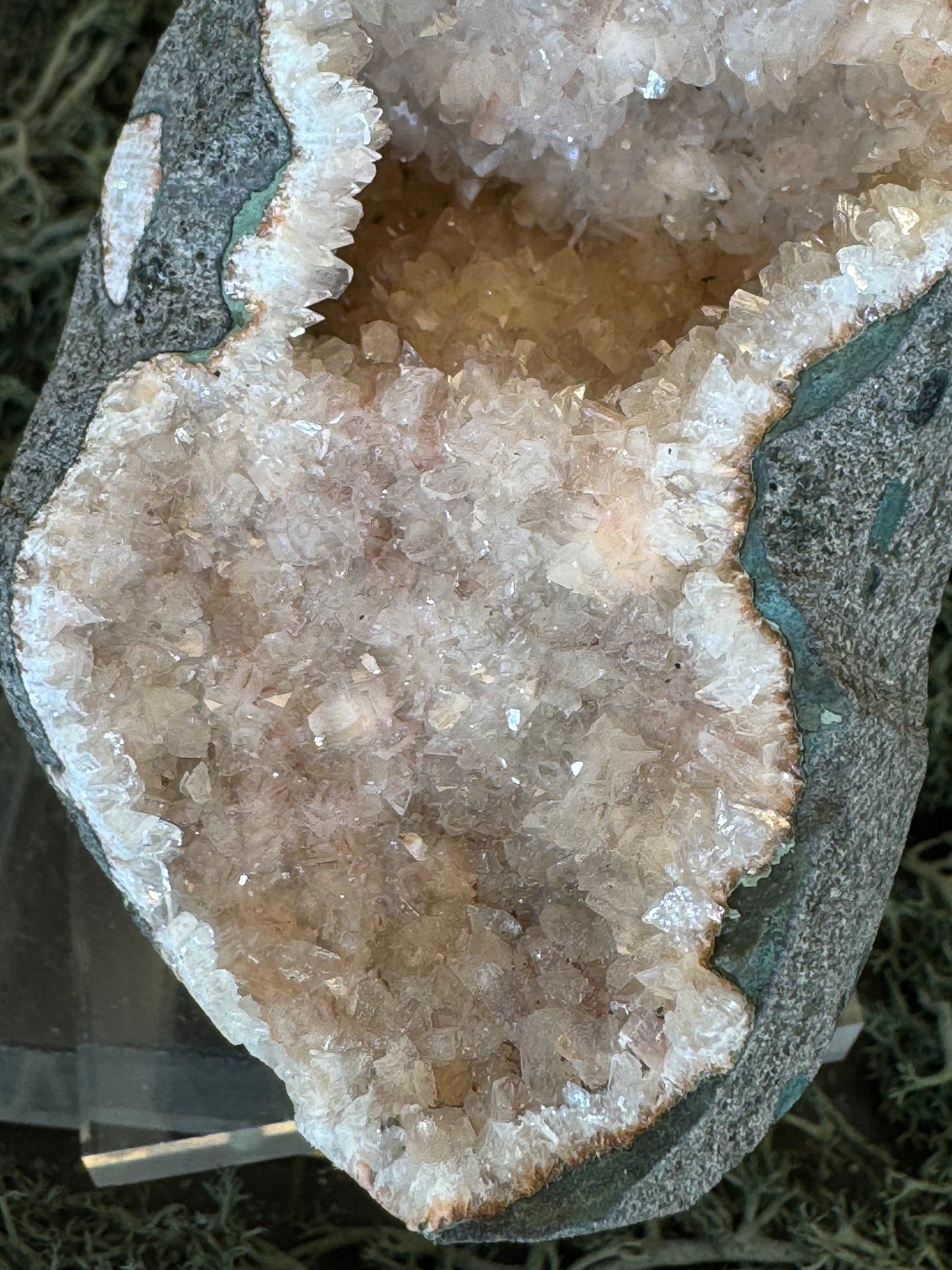 Heulandit / Euzeolit Geode aus Maharashtra, Nashik pune, Indien (120g)