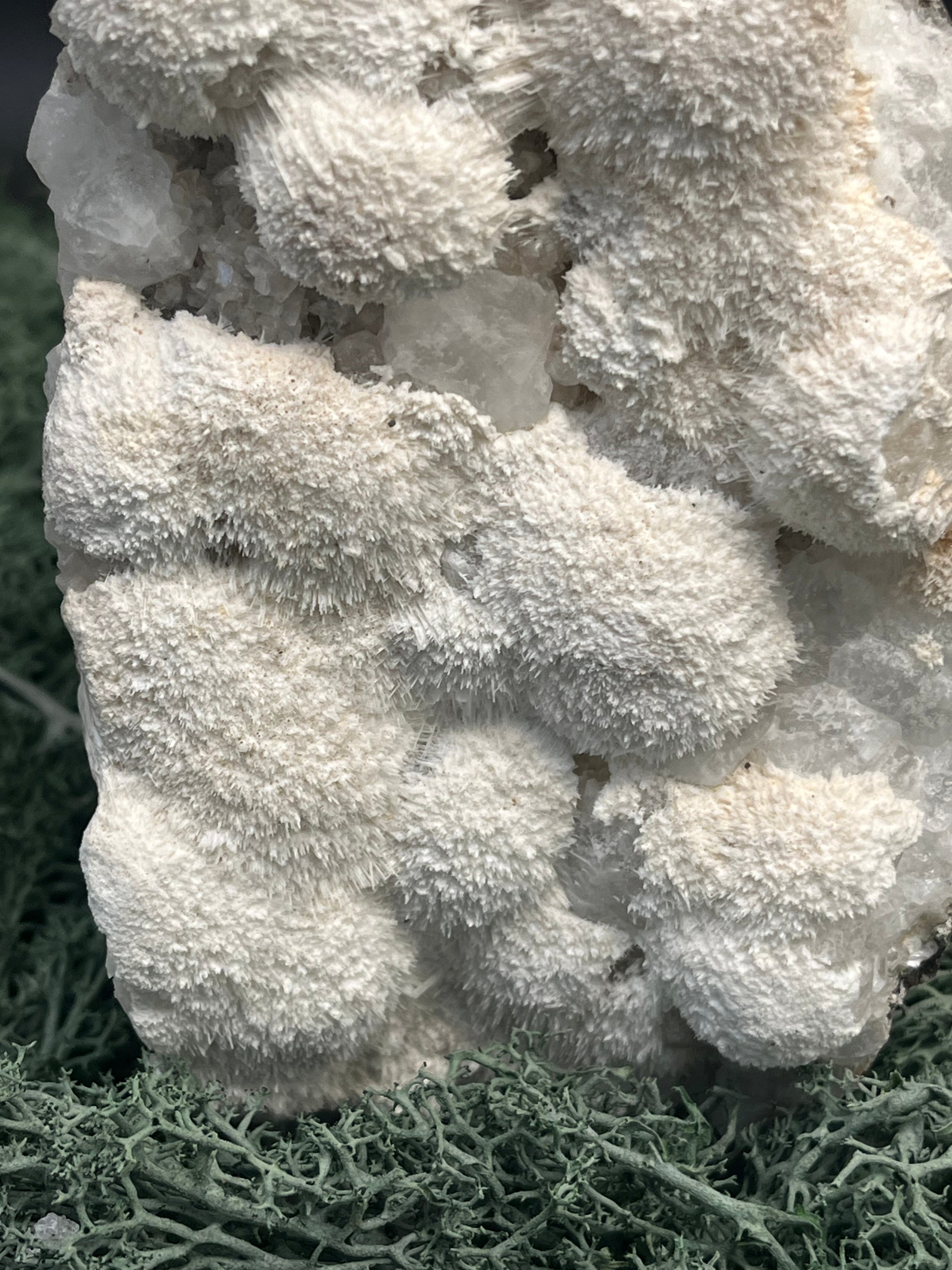 Okenit auf Apophyllit Cluster (Handstufe) aus Indien (638g) - große  Okenit Kugelkristallflächen - crystal paradise