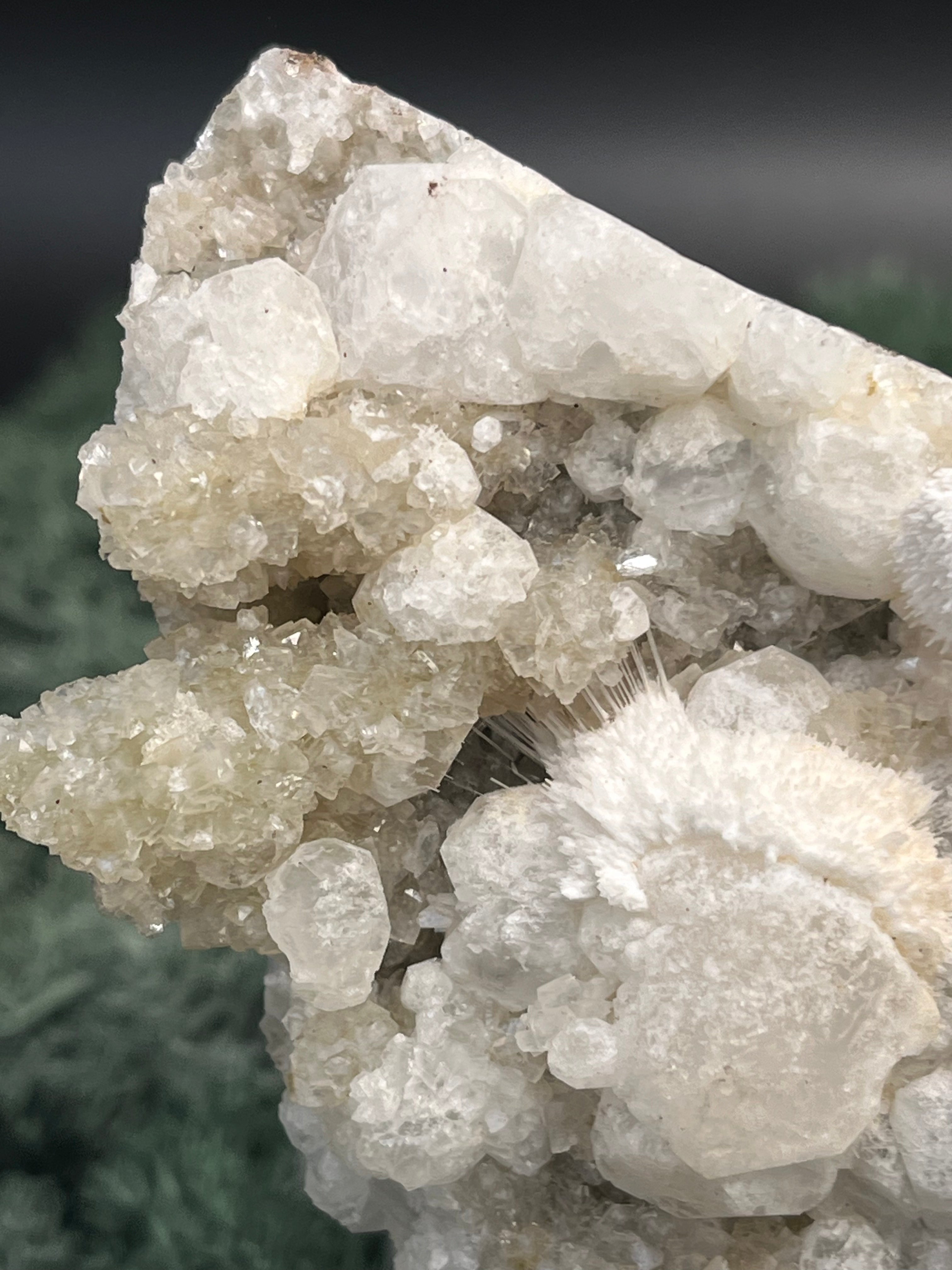 Okenit auf Apophyllit Cluster (Handstufe) aus Indien (509g) - sehr schöne Kristallbildung - crystal paradise