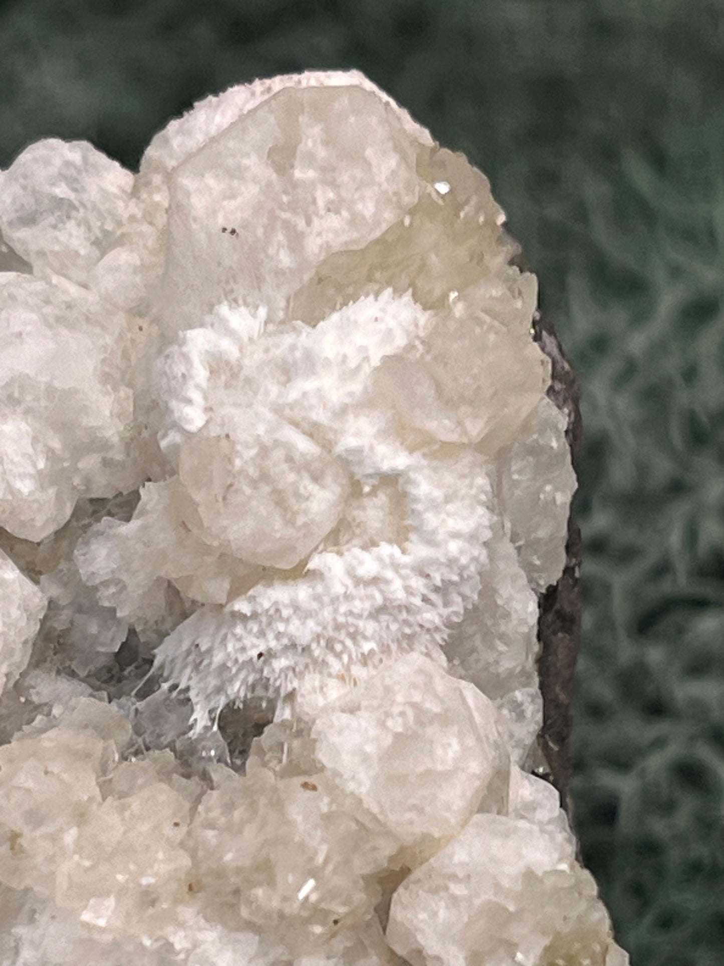 Okenit auf Apophyllit Cluster (Stufe) aus Indien (146g) - schöne Kristallbildungen - crystal paradise