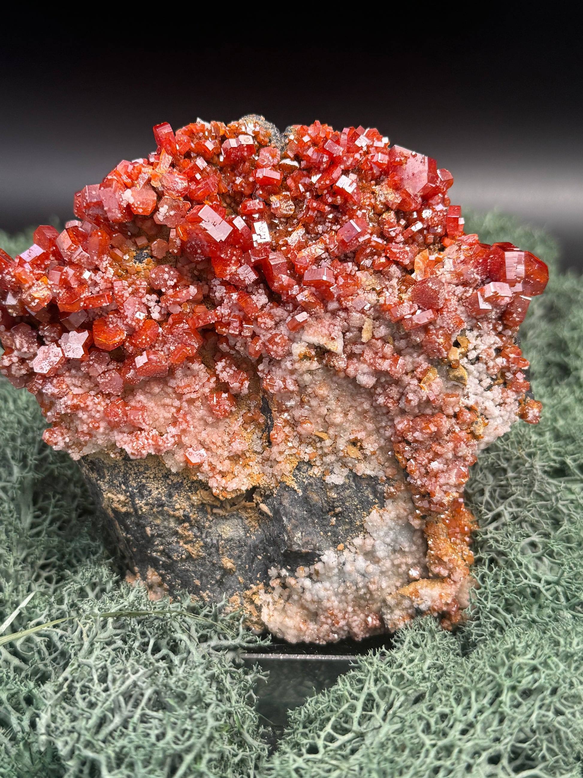 Vanadenit Stufe aus Marokko (558g) - super schöne große rote Kristalle - crystal paradise