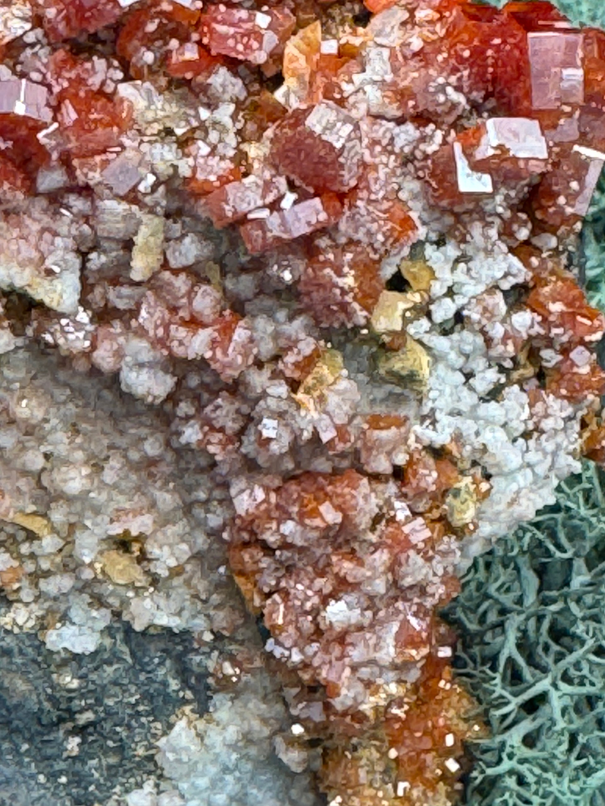 Vanadenit Stufe aus Marokko (558g) - super schöne große rote Kristalle - crystal paradise