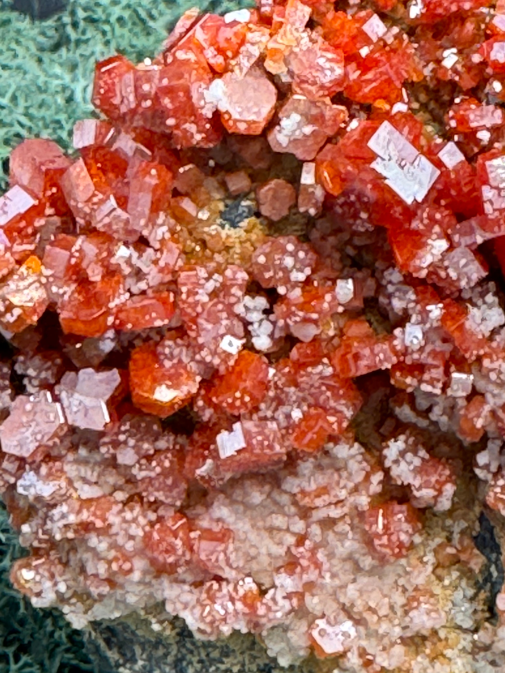 Vanadenit Stufe aus Marokko (558g) - super schöne große rote Kristalle - crystal paradise