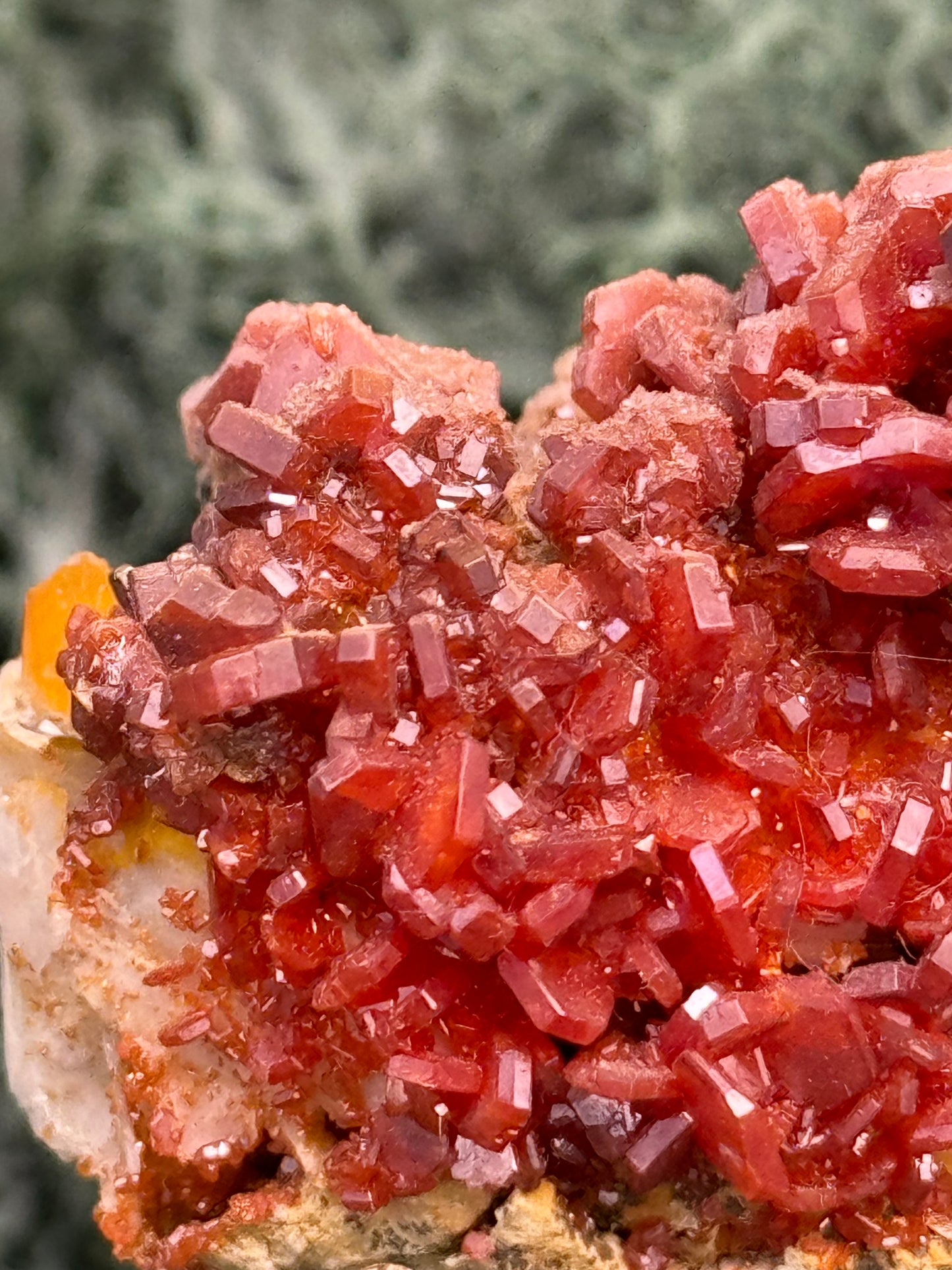 Vanadenit Stufe aus Marokko (149g) - super schöne große rote Kristalle - crystal paradise